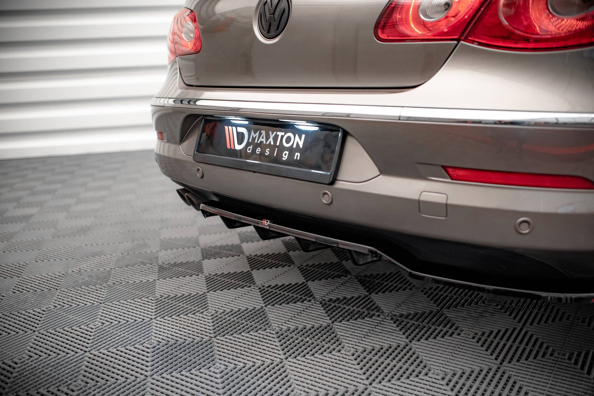 Mittlerer Cup Diffusor DTM Look Heck Ansatz für VW Passat CC schwarz Hochglanz