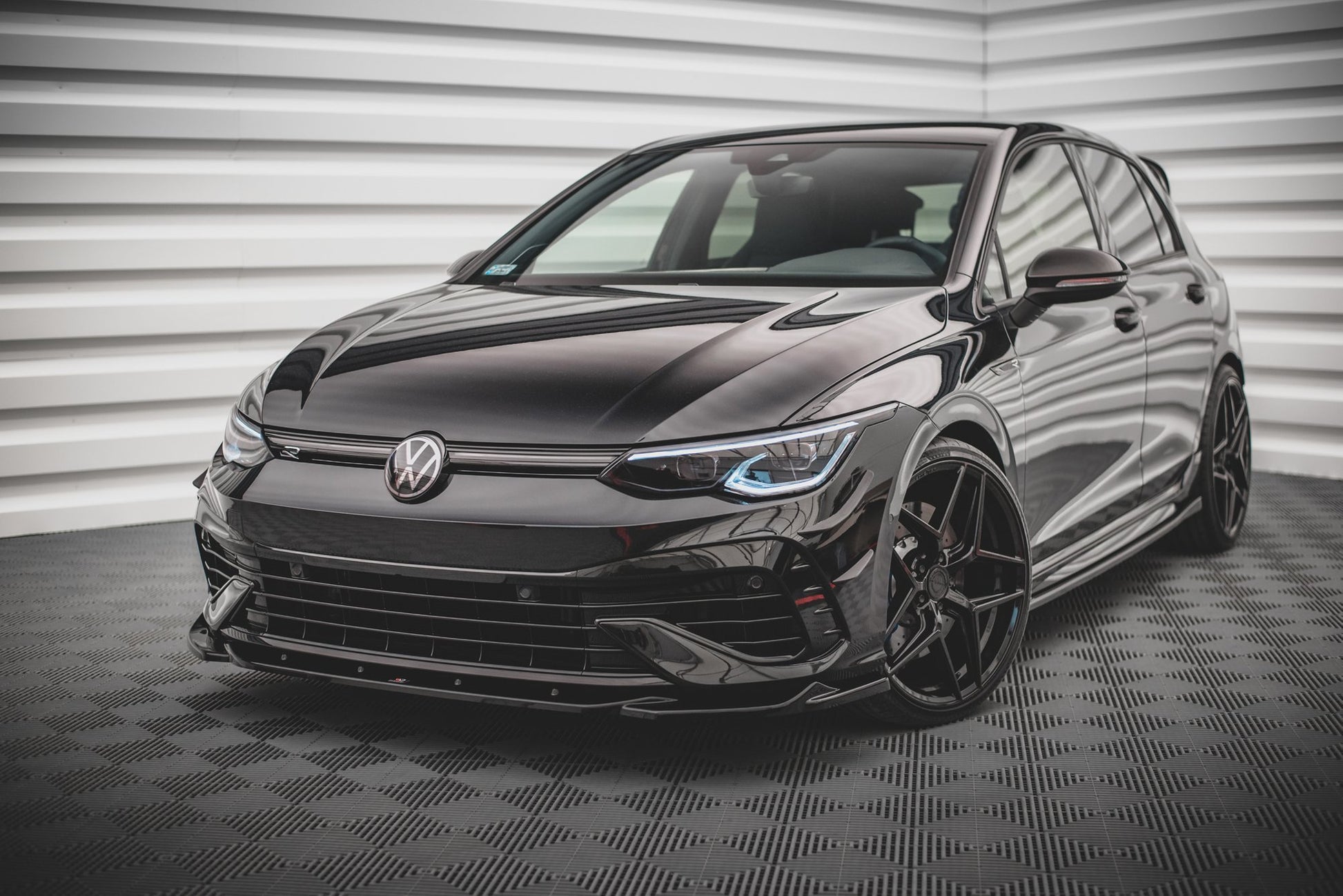 Front Ansatz V.4 für VW Golf R Mk8 schwarz Hochglanz
