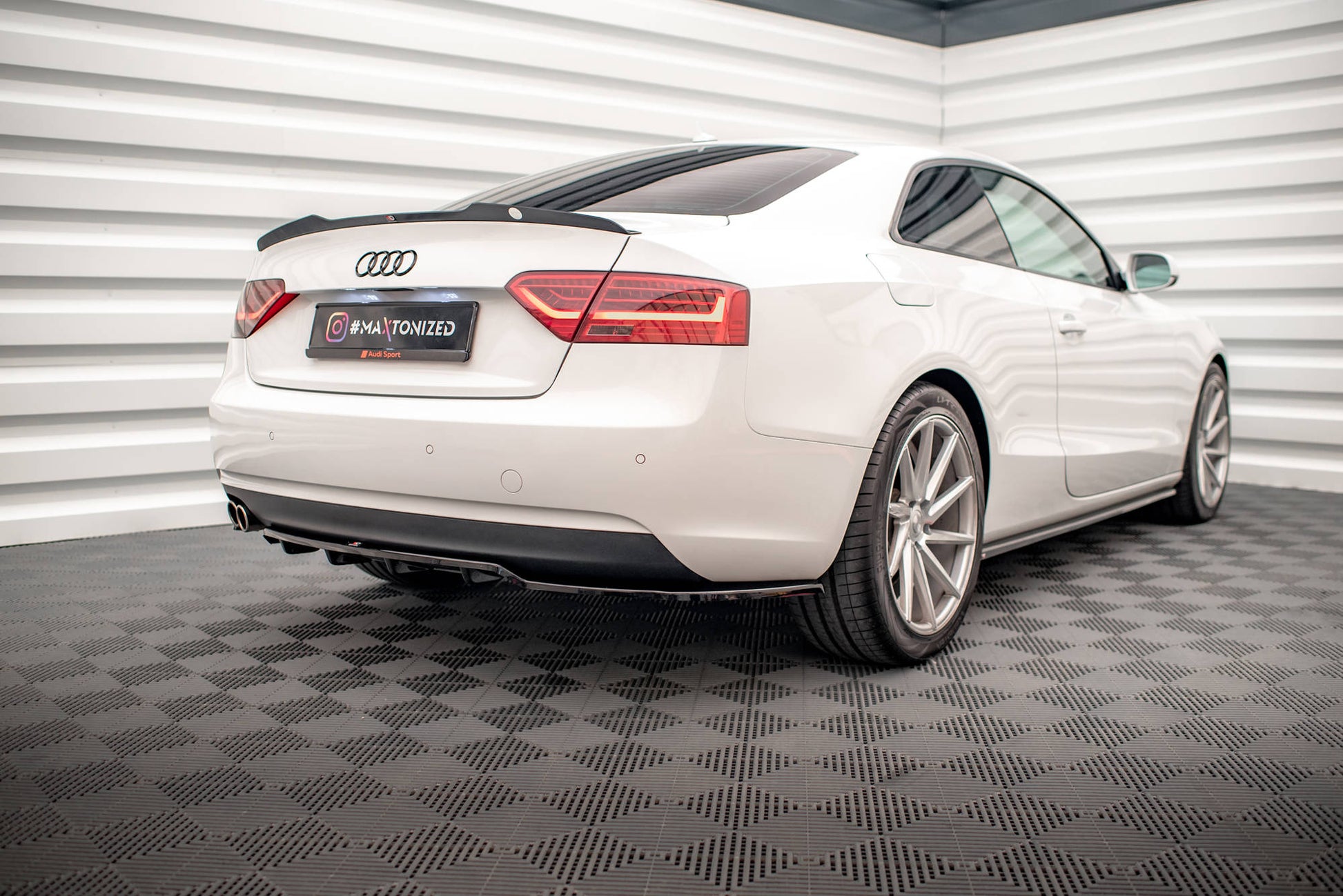 Mittlerer Cup Diffusor DTM Look Heck Ansatz für Audi A5 Coupe 8T Facelift schwarz Hochglanz