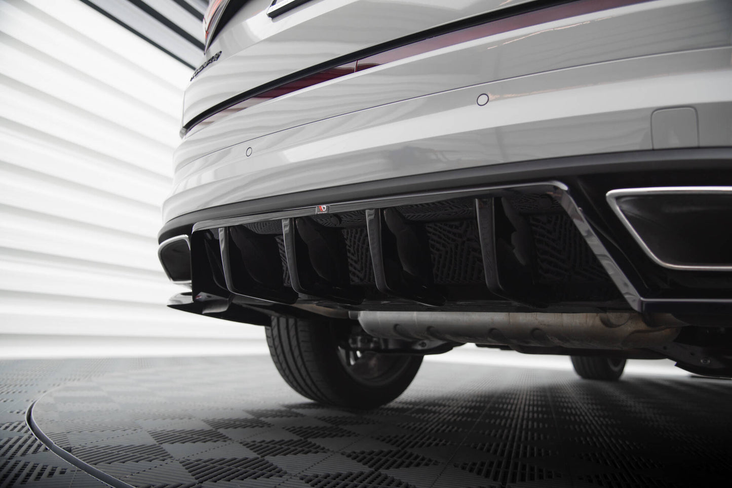 Mittlerer Cup Diffusor DTM Look Heck Ansatz für Skoda Kodiaq RS Mk1 / Mk1 Facelift schwarz Hochglanz