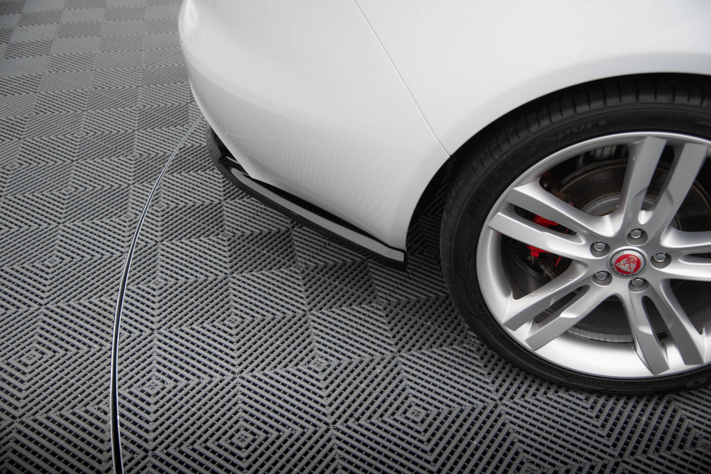 Heck Ansatz Flaps Diffusor für Jaguar XE R-Sport X760 schwarz Hochglanz