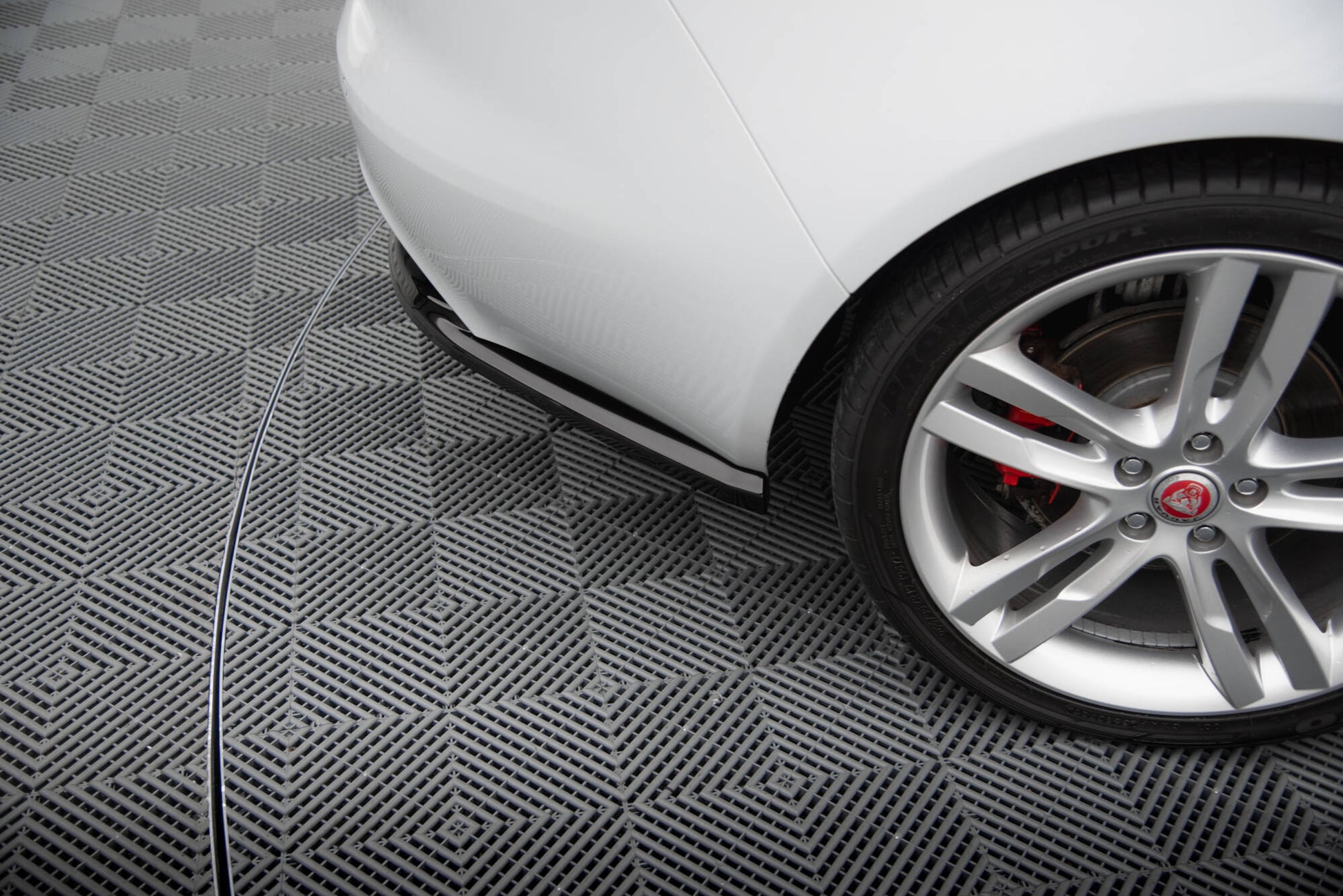 Heck Ansatz Flaps Diffusor für Jaguar XE R-Sport X760 schwarz Hochglanz