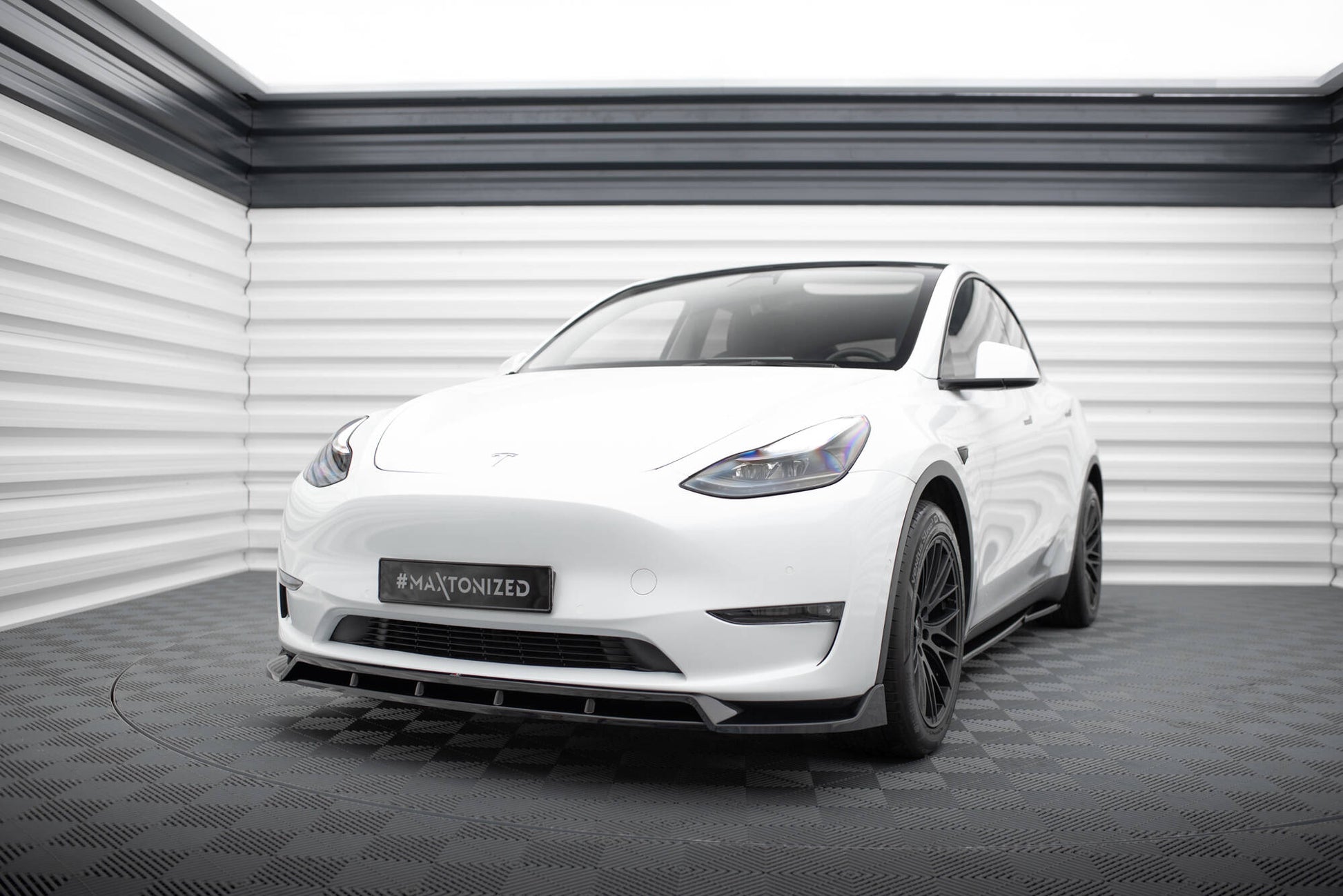 Front Ansatz V.2 für Tesla Model Y schwarz Hochglanz