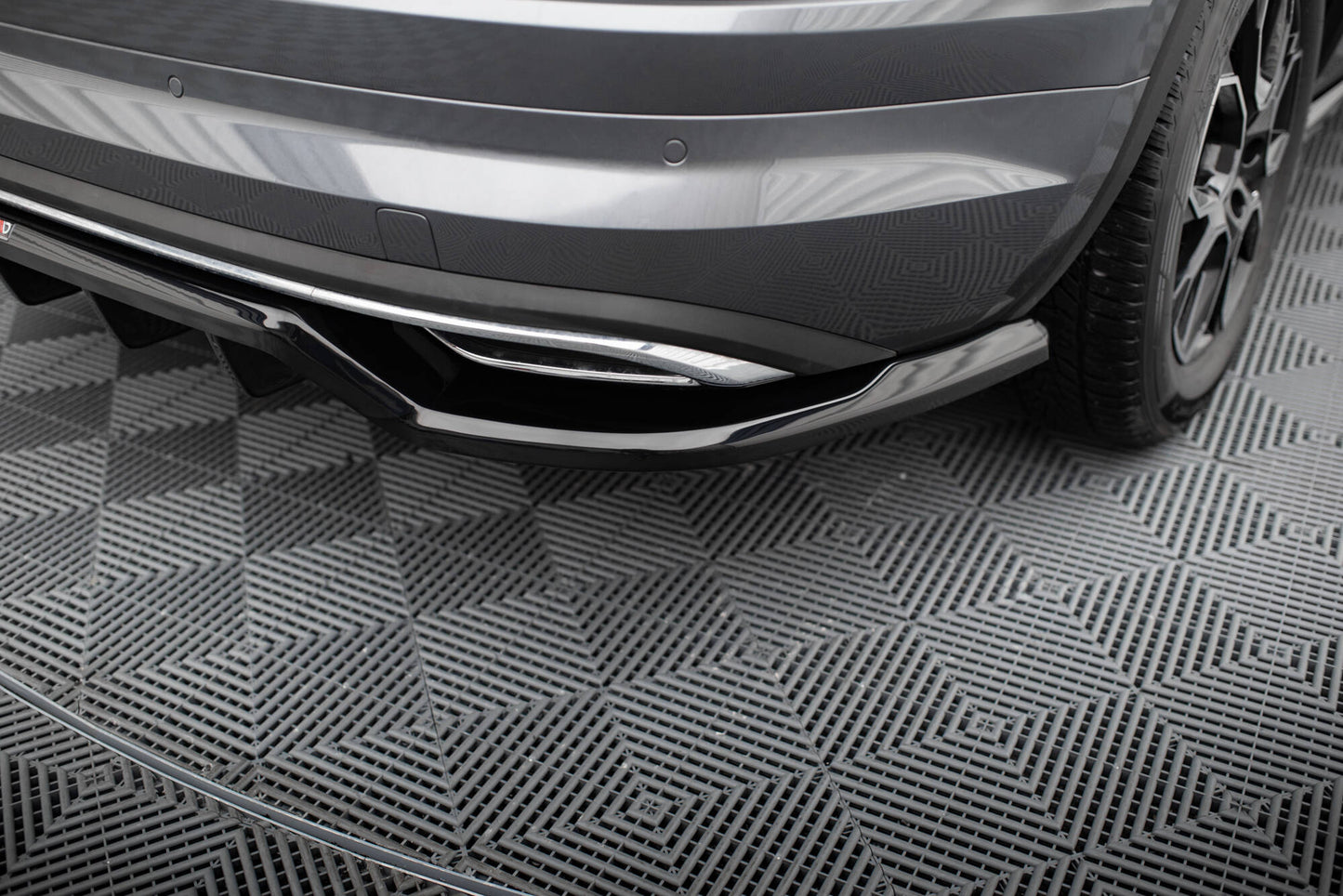 Mittlerer Cup Diffusor DTM Look Heck Ansatz für Skoda Kodiaq Sportline Mk1 / Mk1 Facelift schwarz Hochglanz