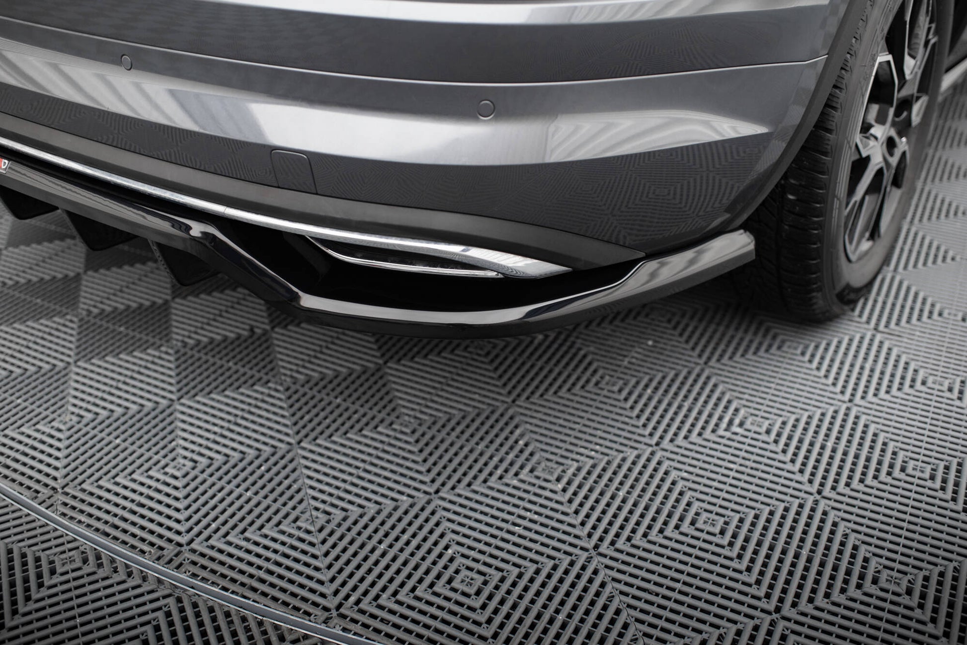 Mittlerer Cup Diffusor DTM Look Heck Ansatz für Skoda Kodiaq Sportline Mk1 / Mk1 Facelift schwarz Hochglanz