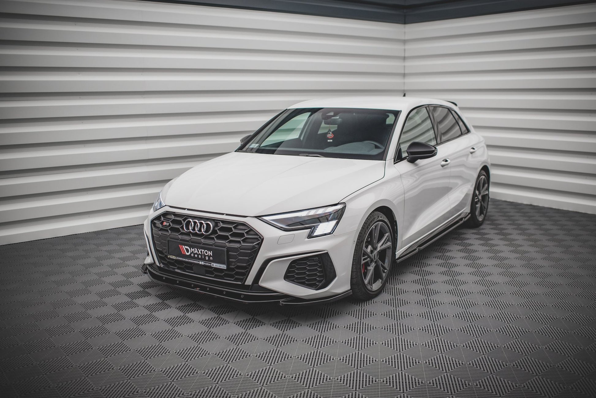 Front Ansatz V.4 für Audi S3 / A3 S-Line 8Y schwarz Hochglanz