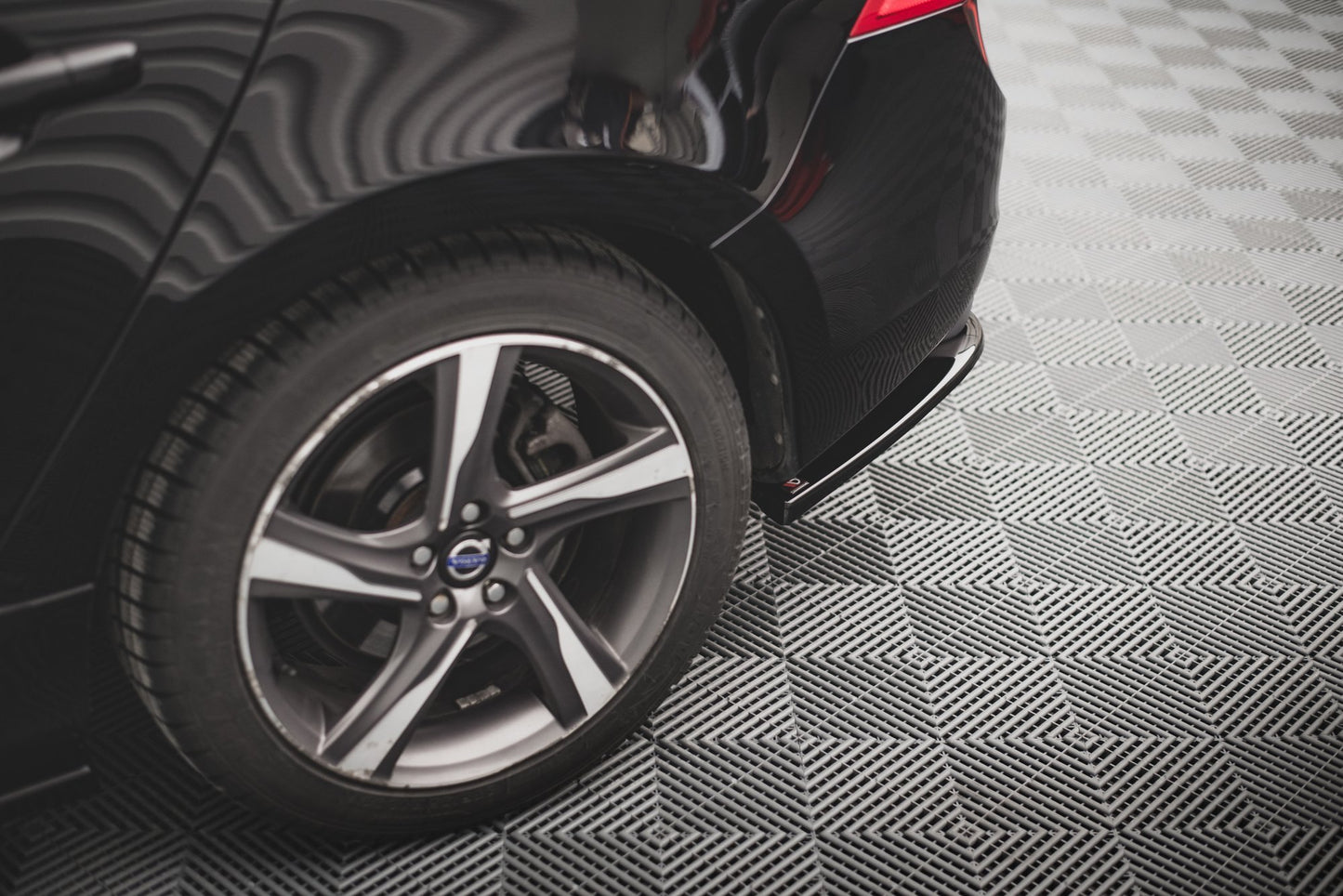 Heck Ansatz Flaps Diffusor für Volvo S60 R-Design Mk2 Facelift schwarz Hochglanz