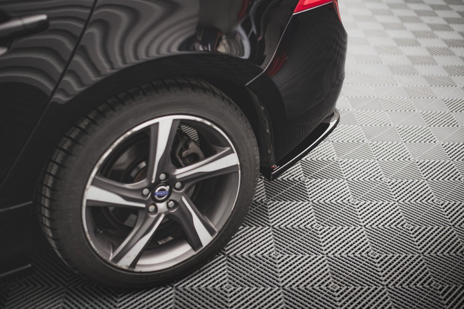 Heck Ansatz Flaps Diffusor für Volvo S60 R-Design Mk2 Facelift schwarz Hochglanz