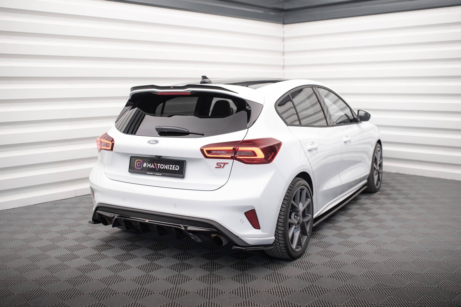 Diffusor Heck Ansatz V.2 für Ford Focus Hatchback ST Mk4  schwarz Hochglanz