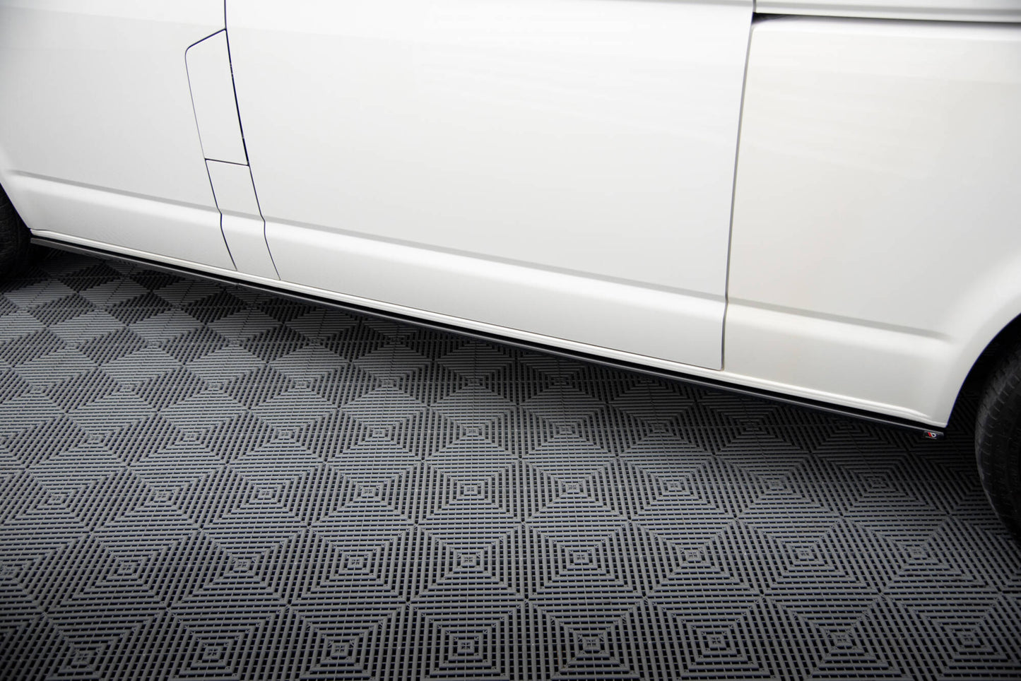 Seitenschweller Ansatz für VW T6 Long Facelift schwarz Hochglanz