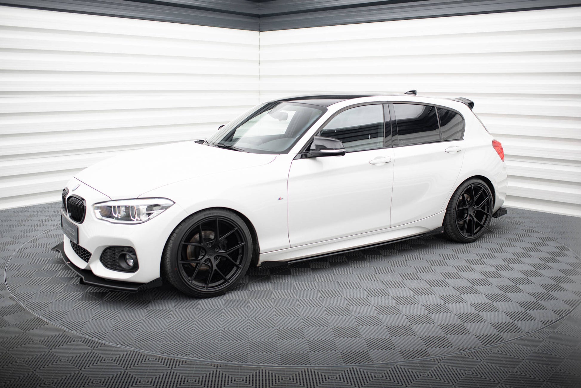 Street Pro Seitenschweller Ansatz V.2 für + Flaps für BMW 1er F20 M135i / M140i / M-Paket  schwarz Hochglanz