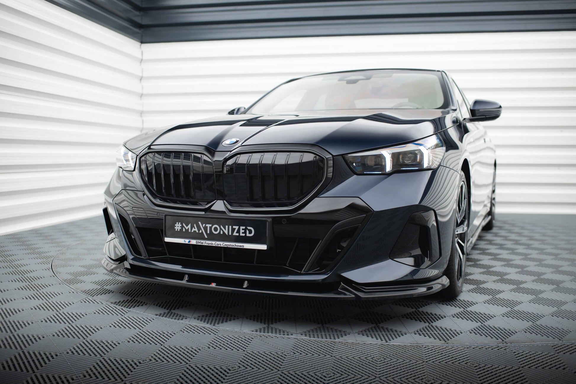 Front Ansatz V.1 für BMW 5er / i5 M-Paket G60 schwarz Hochglanz