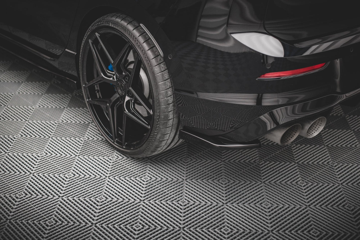 Heck Ansatz Flaps Diffusor V.2 für VW Golf R Mk8 Facelift schwarz Hochglanz