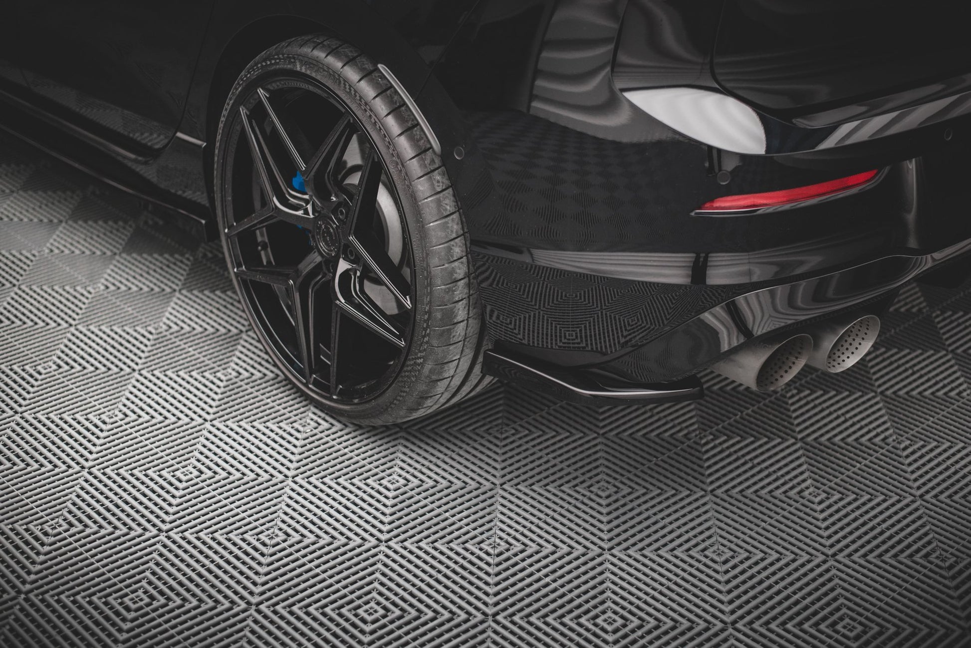 Heck Ansatz Flaps Diffusor V.2 für VW Golf R Mk8 Facelift schwarz Hochglanz