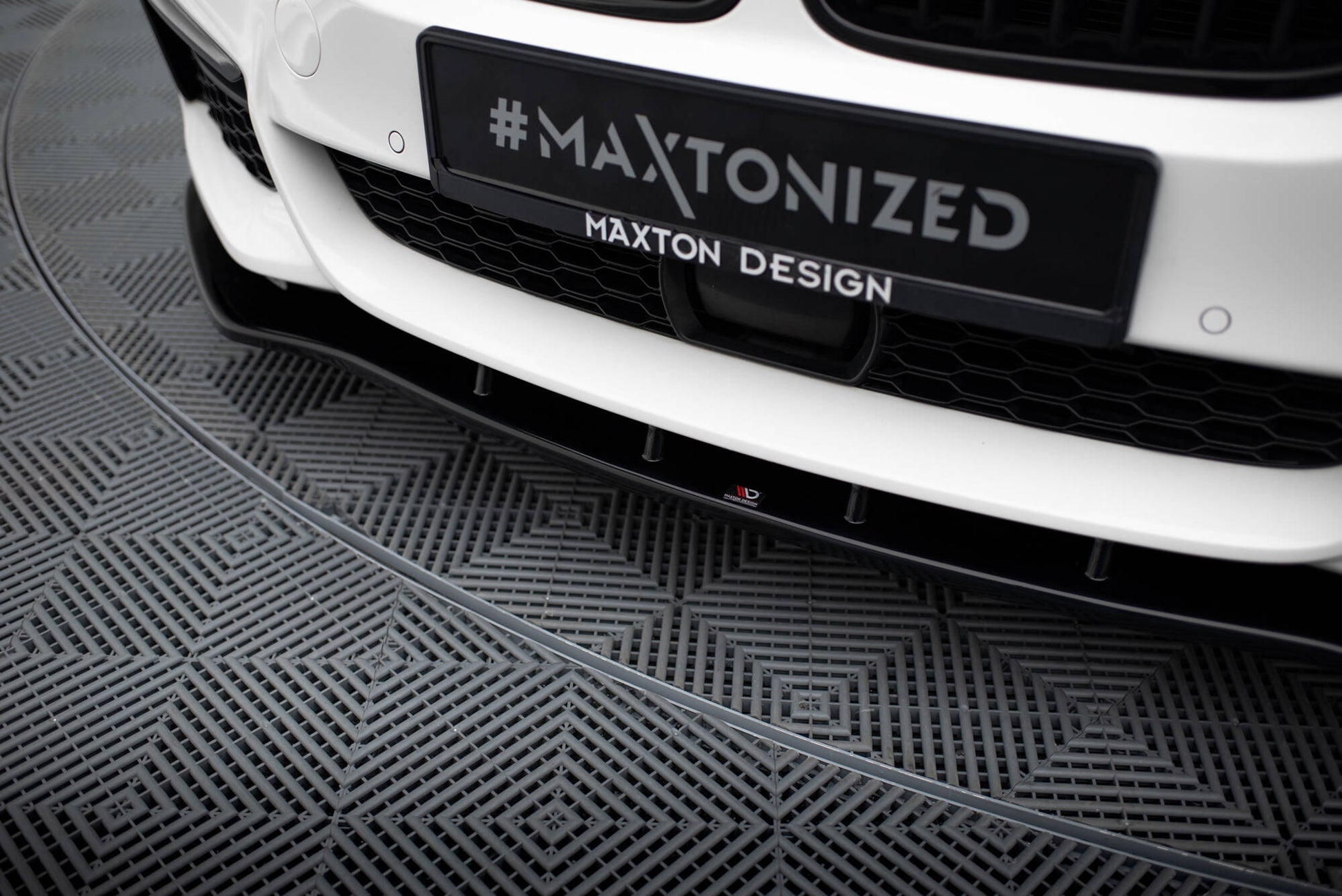 Front Ansatz V.1 für BMW 5er M-Paket / M550d / M550i G30/ G31 M-Paket schwarz Hochglanz