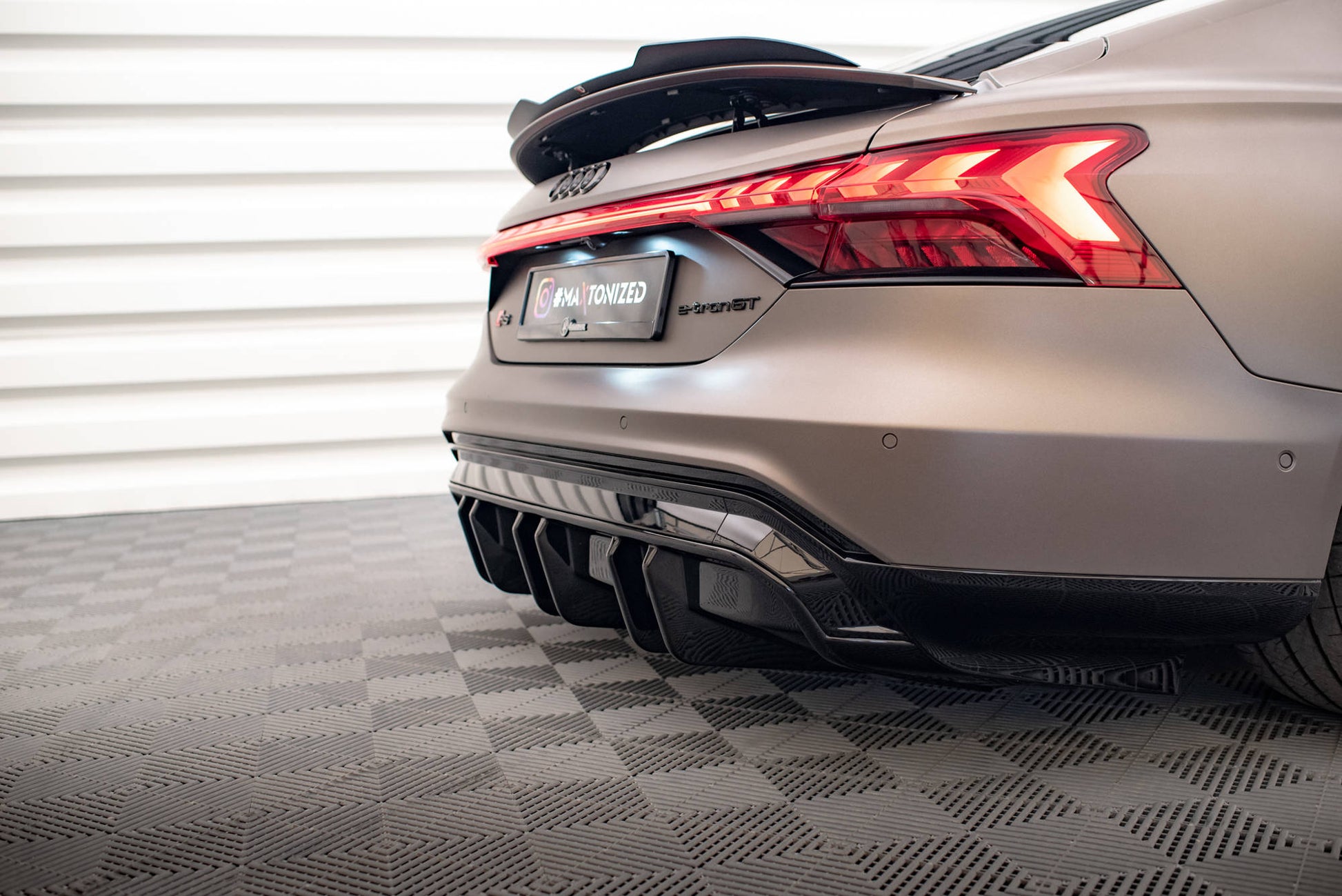 Diffusor Heck Ansatz für Audi e-Tron GT / RS GT Mk1 schwarz Hochglanz