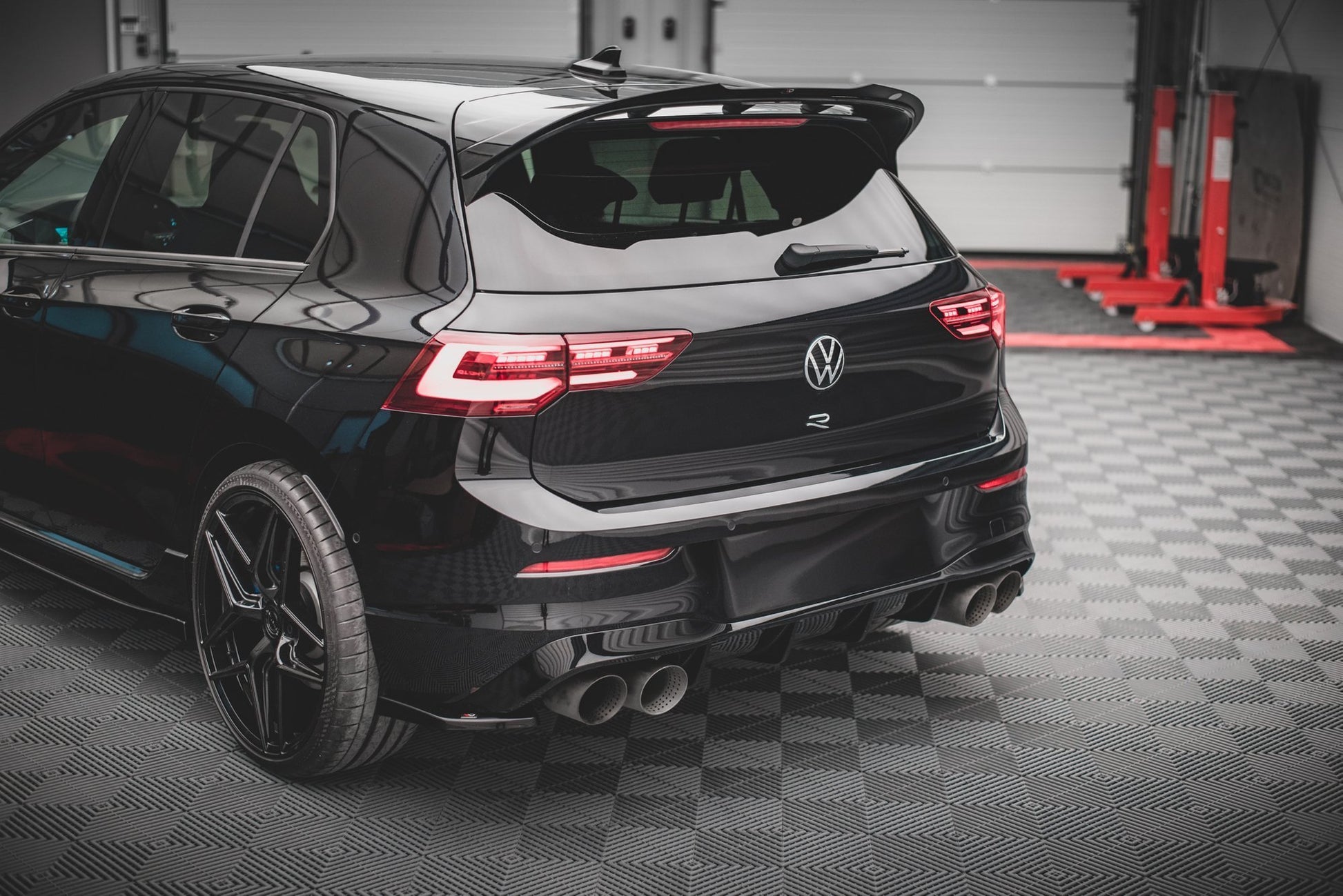 Heck Ansatz Flaps Diffusor V.2 für VW Golf R Mk8 Facelift schwarz Hochglanz