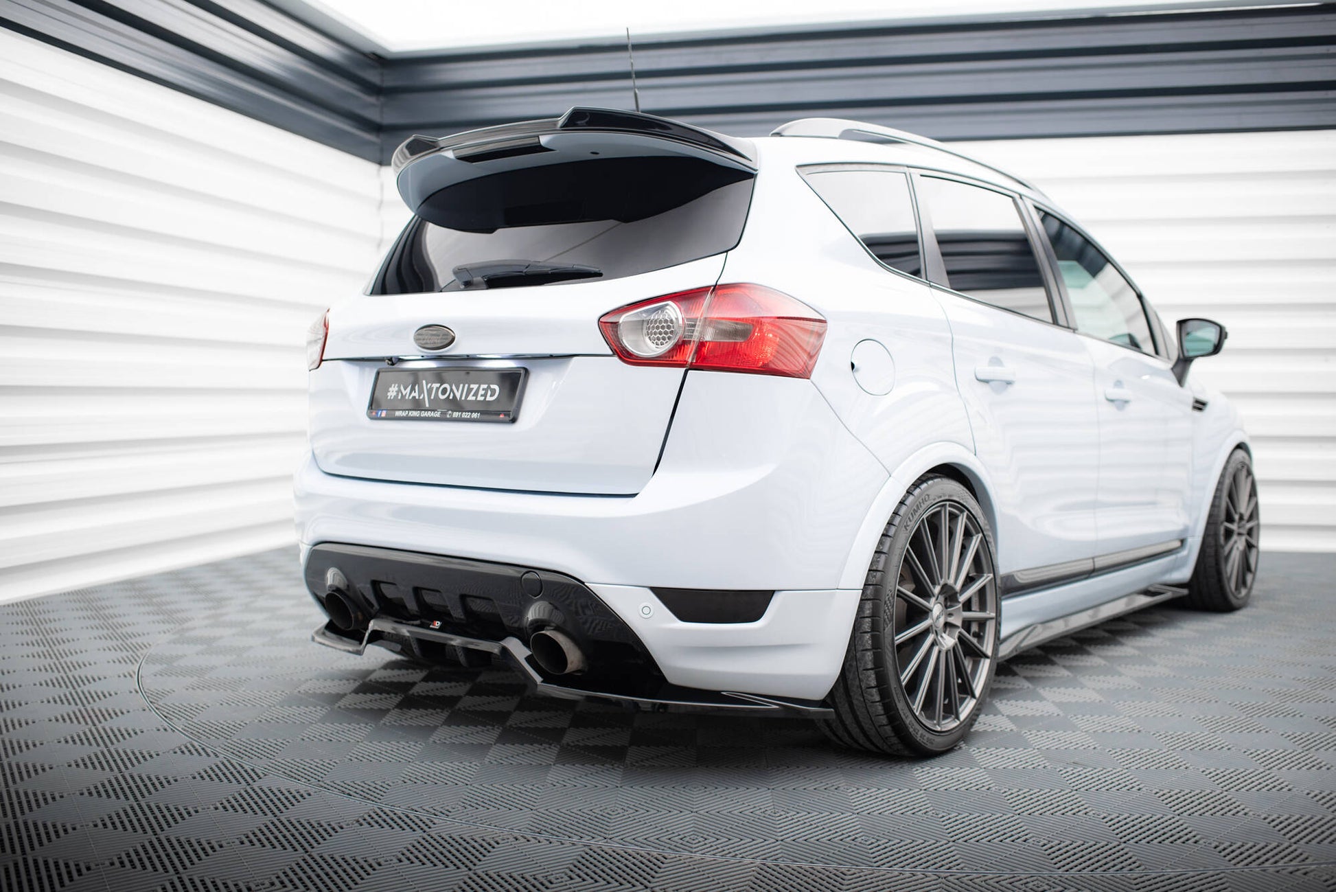 Mittlerer Cup Diffusor DTM Look Heck Ansatz für Ford Kuga ST Mk1 schwarz Hochglanz
