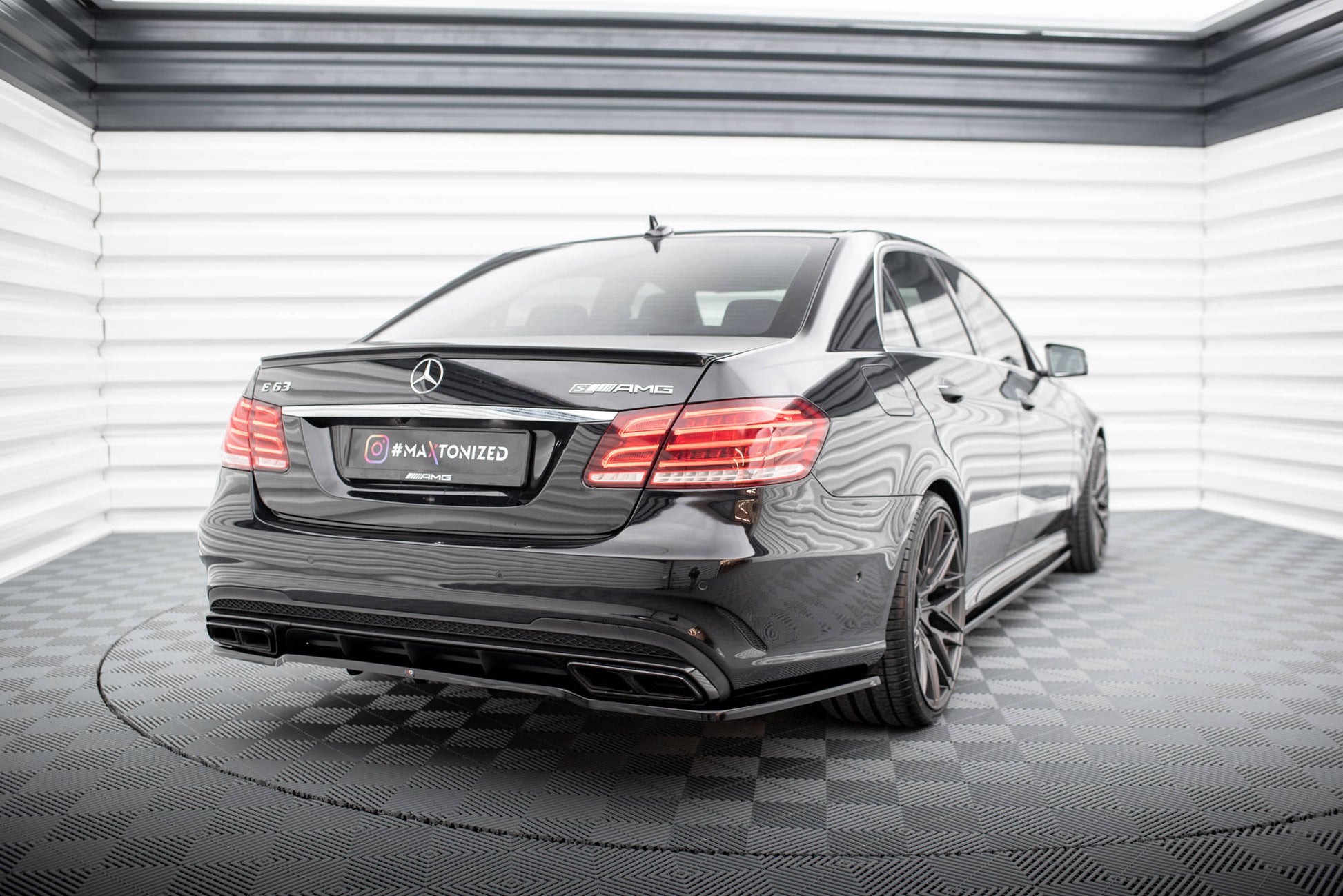 Mittlerer Diffusor Heck Ansatz DTM Look für Mercedes-Benz E63 AMG Limousine W212 Facelift Carbon Look