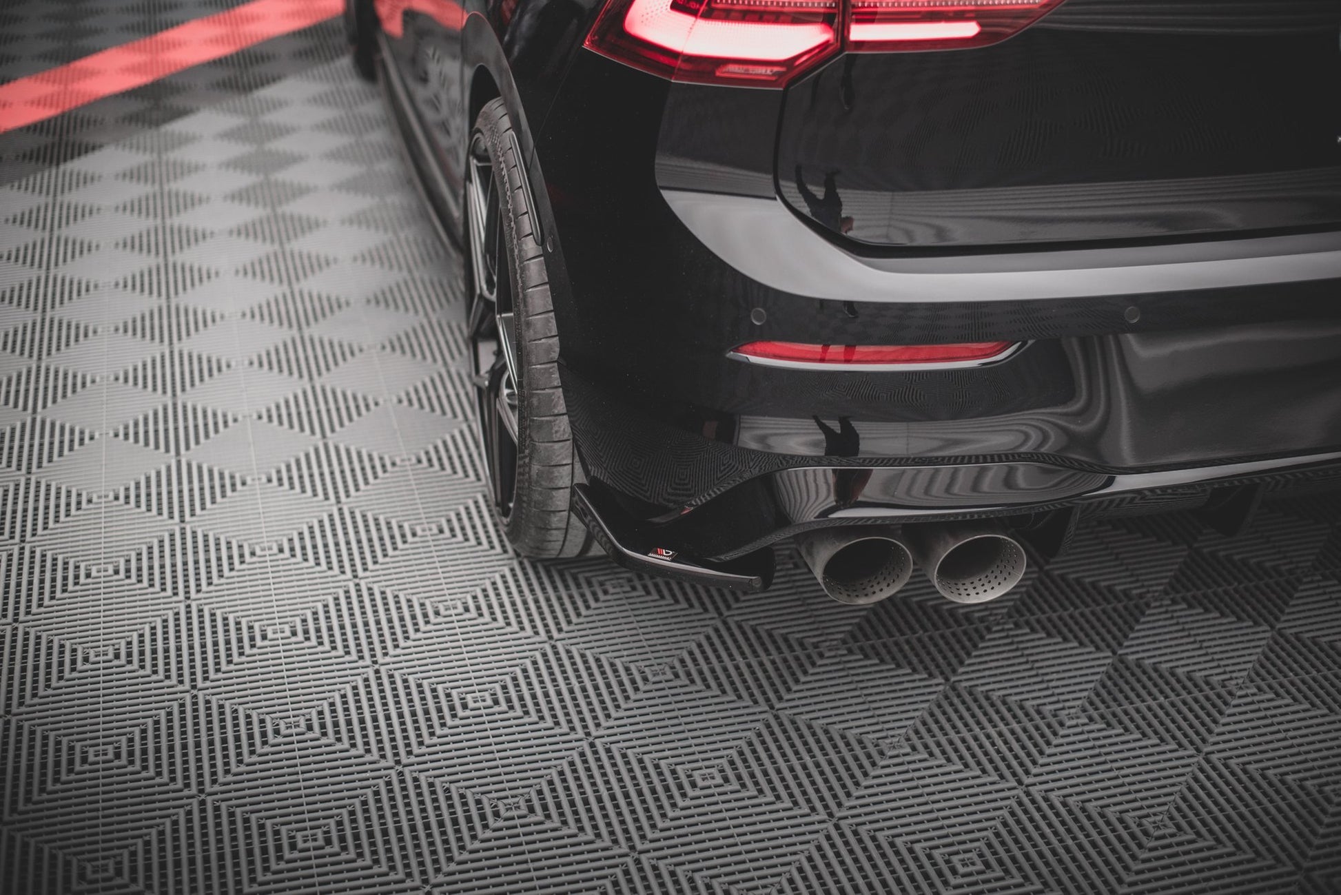 Heck Ansatz Flaps Diffusor V.2 für VW Golf R Mk8 Facelift schwarz Hochglanz