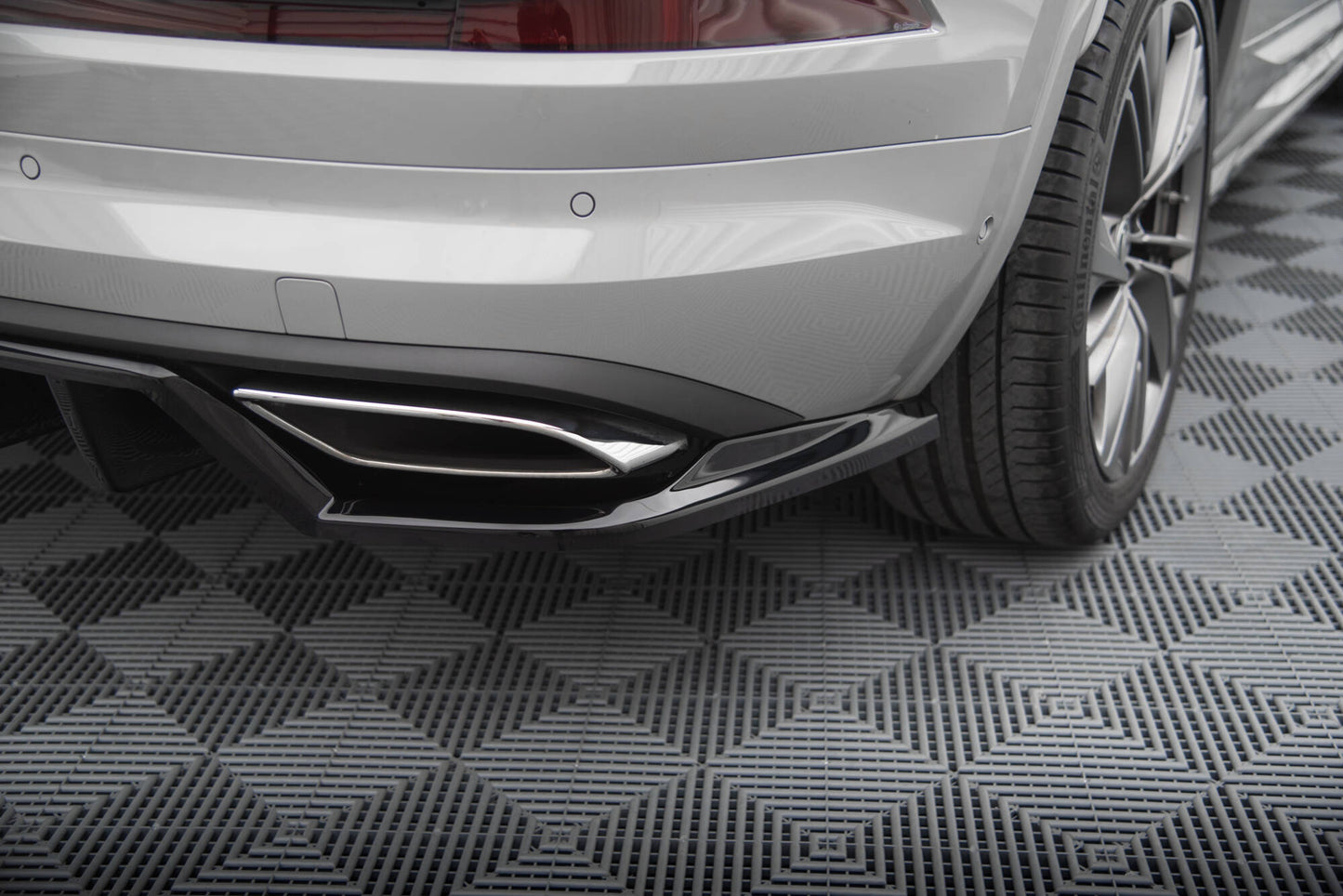 Mittlerer Cup Diffusor DTM Look Heck Ansatz für Skoda Kodiaq RS Mk1 / Mk1 Facelift schwarz Hochglanz