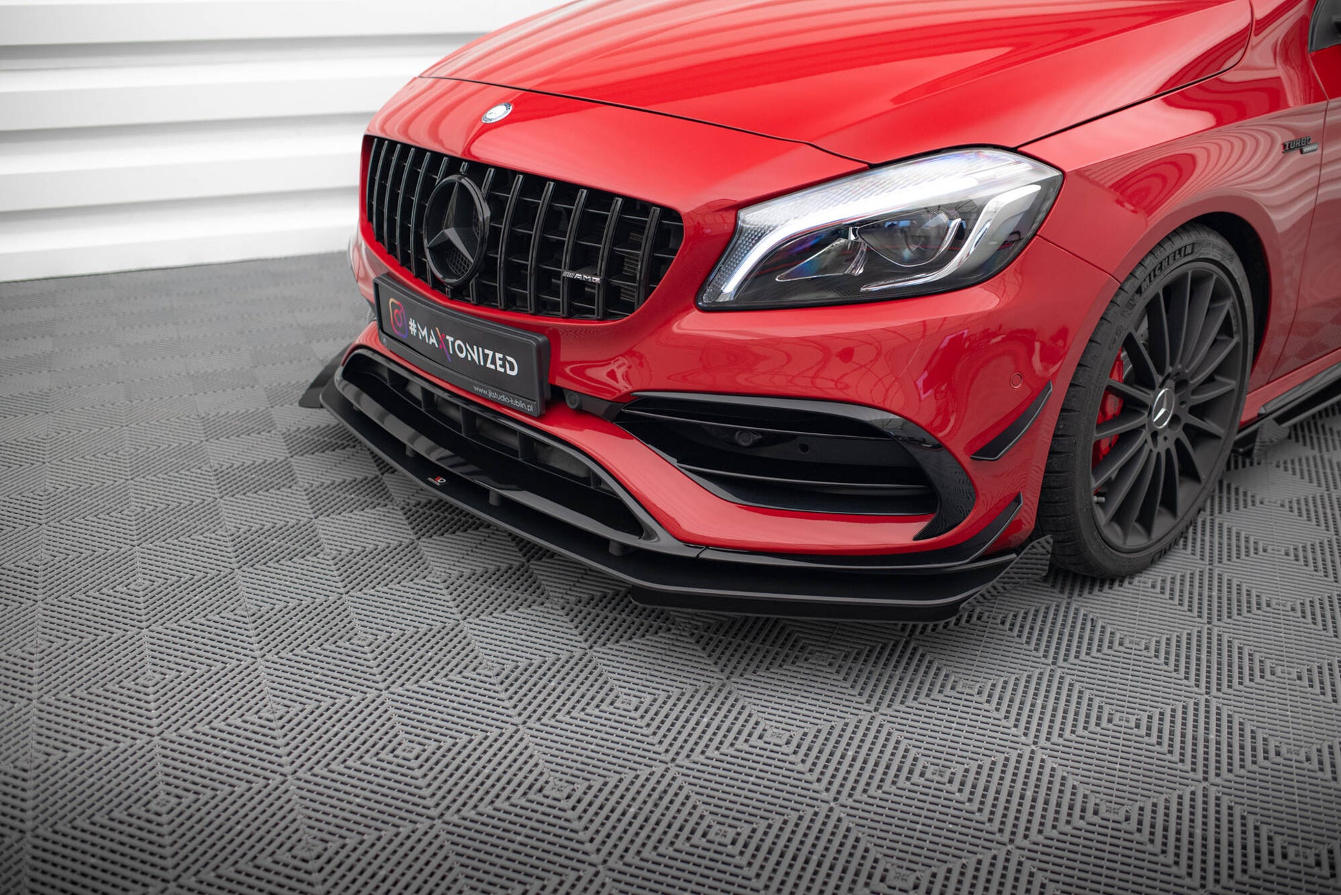 Street Pro Front Ansatz für +Flaps für + Flaps Mercedes-Benz A 45 AMG Aero W176 Facelift schwarz Hochglanz