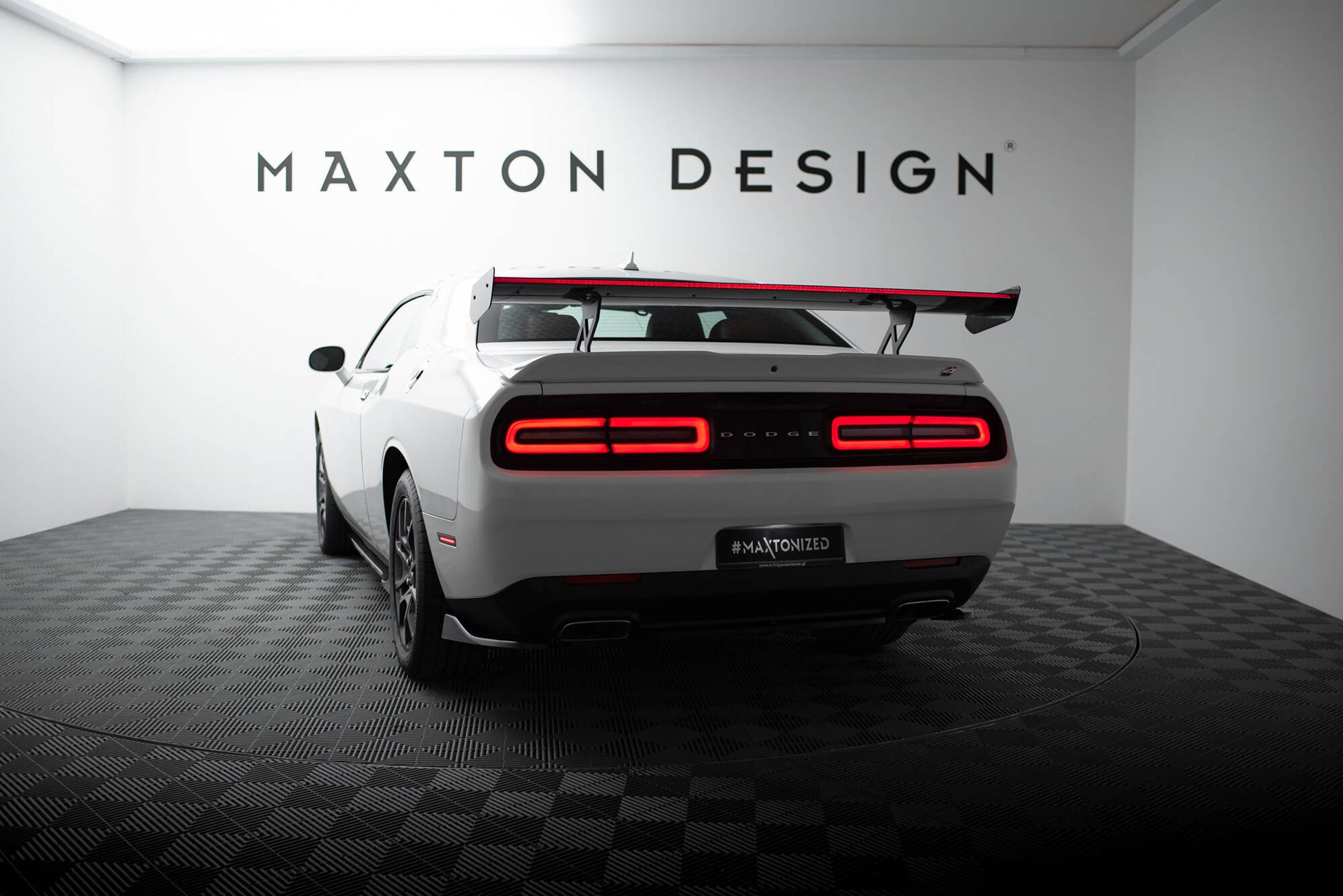 Carbon Spoiler + LED Dodge Challenger Mk3