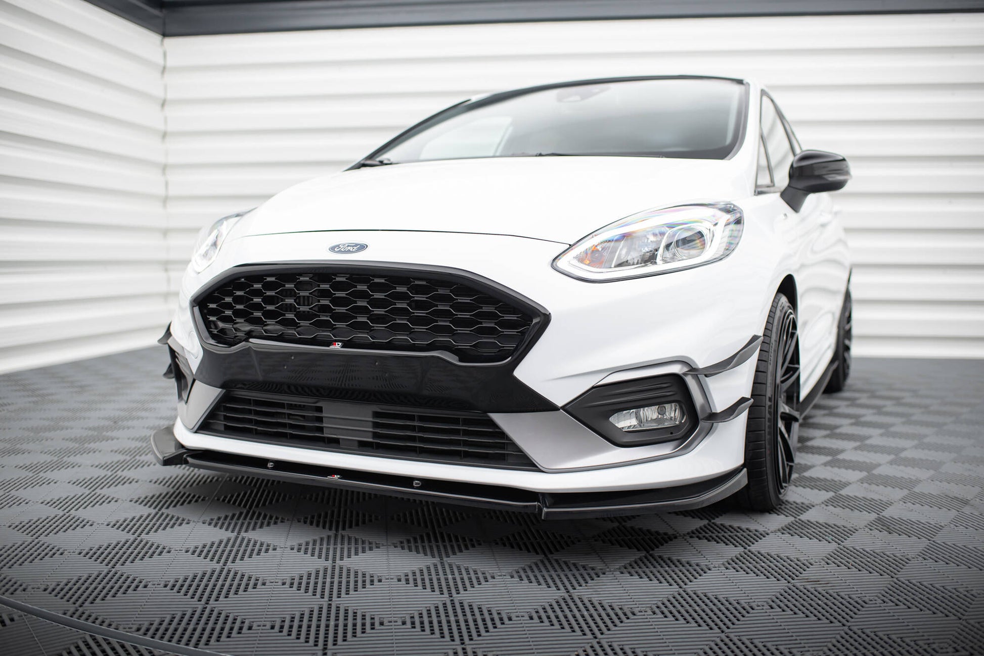 Front Ansatz V.7 für Ford Fiesta Mk8 ST / ST-Line schwarz Hochglanz