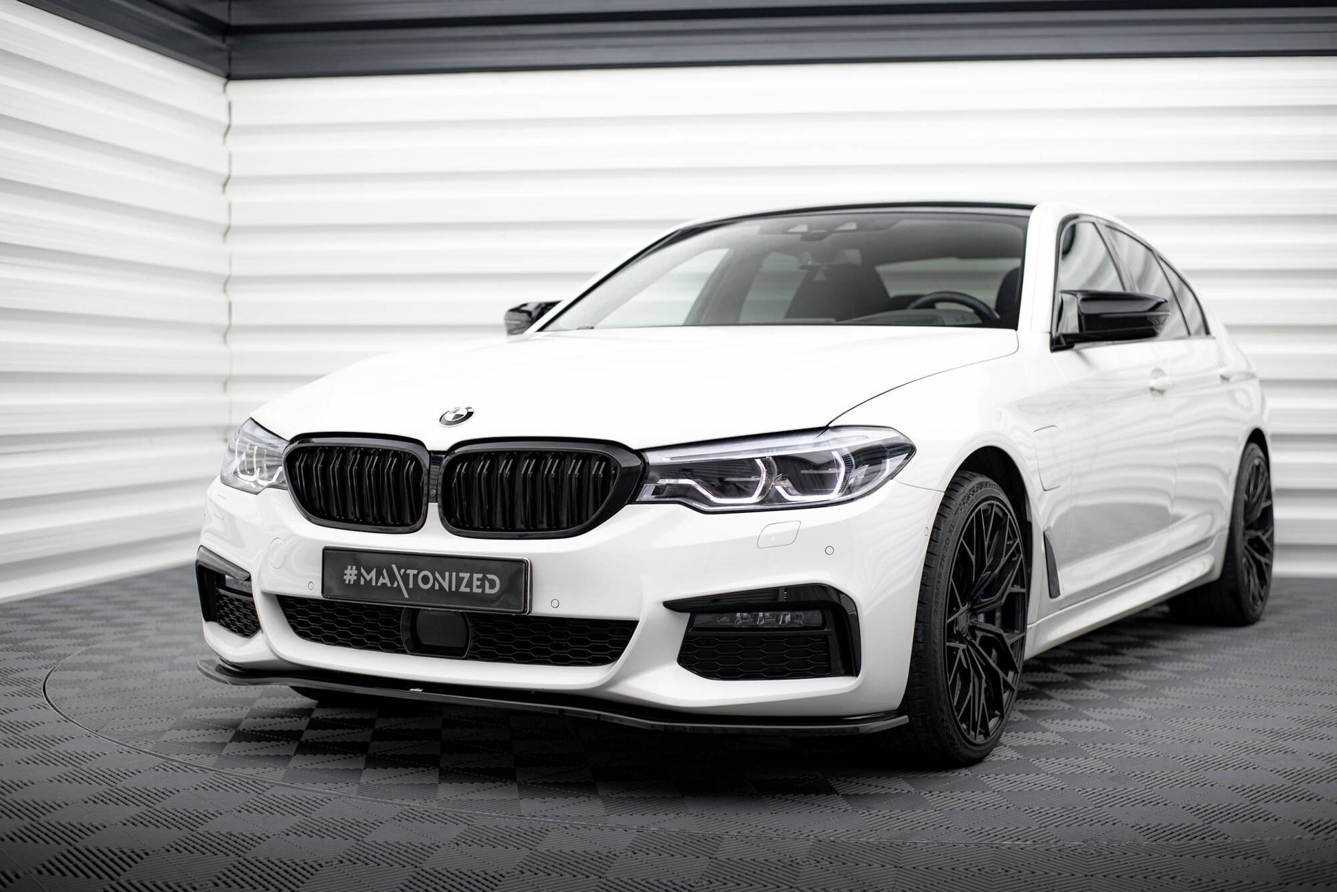 Front Ansatz V.2 für BMW 5er M-Paket / M550d / M550i G30/ G31 M-Paket schwarz Hochglanz