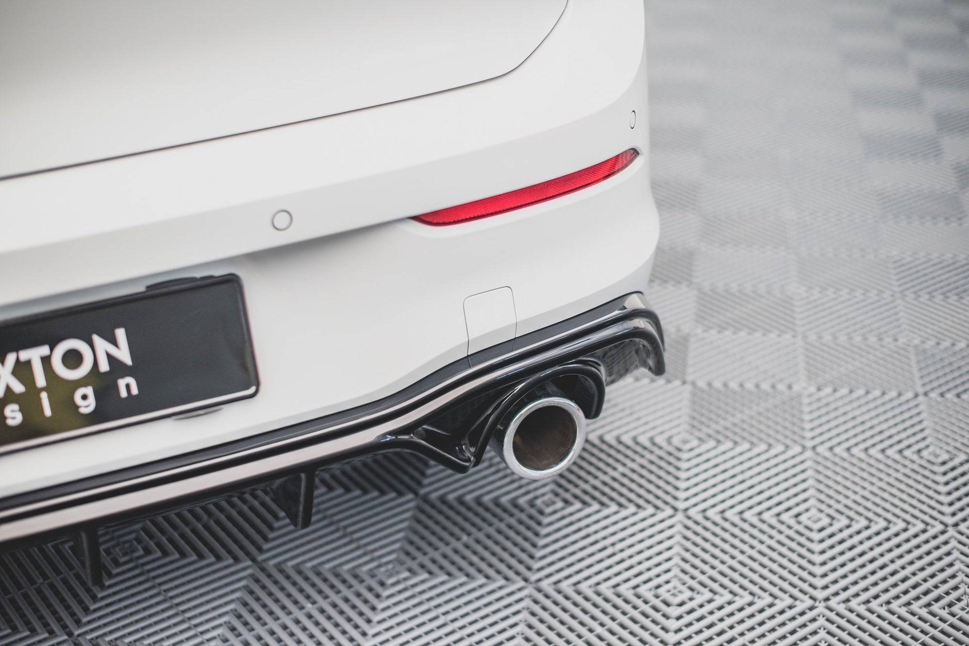 Diffusor Heck Ansatz V.2 für VW Golf GTI Mk8 schwarz Hochglanz