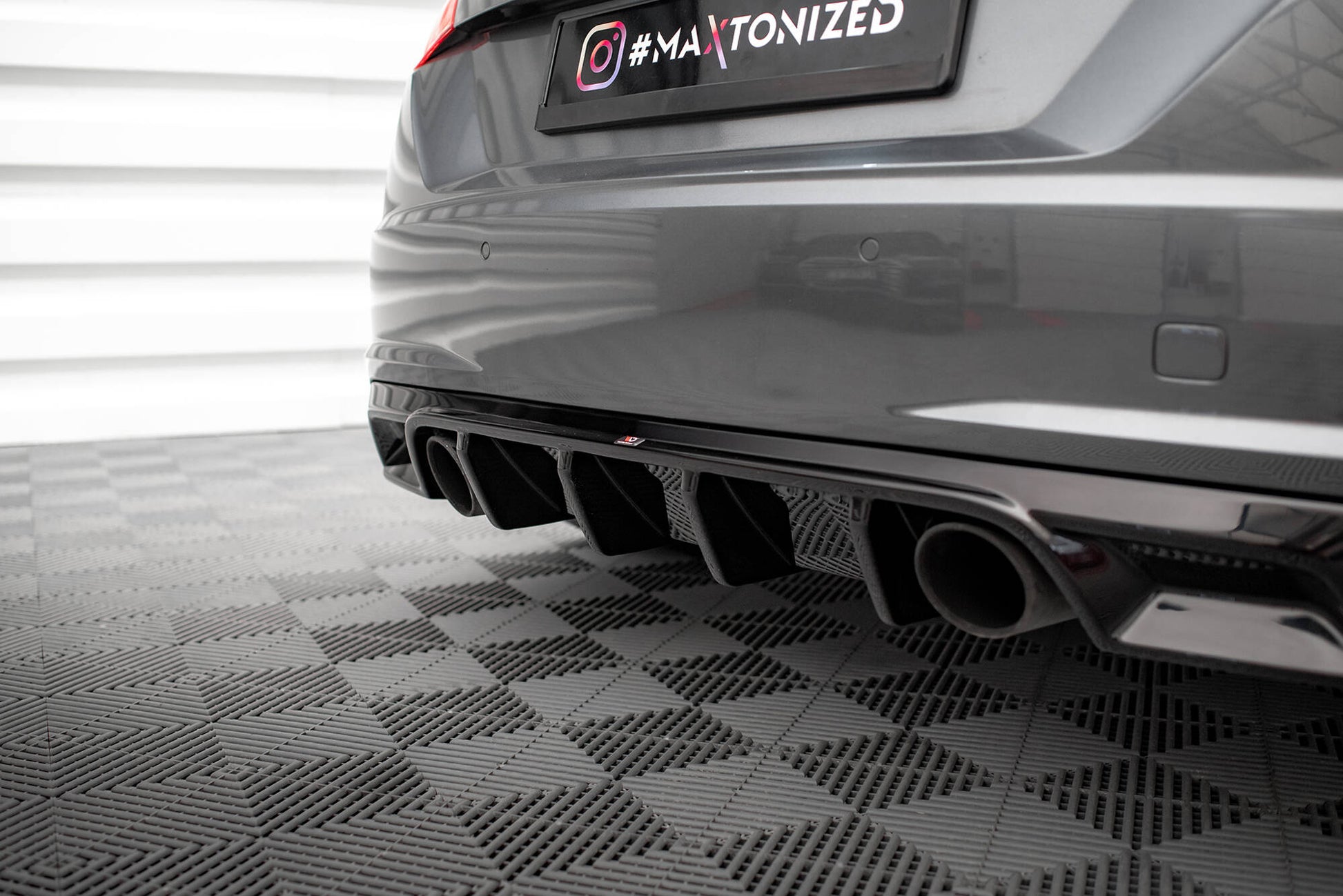 Diffusor Heck Ansatz für Audi TT S-Line 8S schwarz Hochglanz