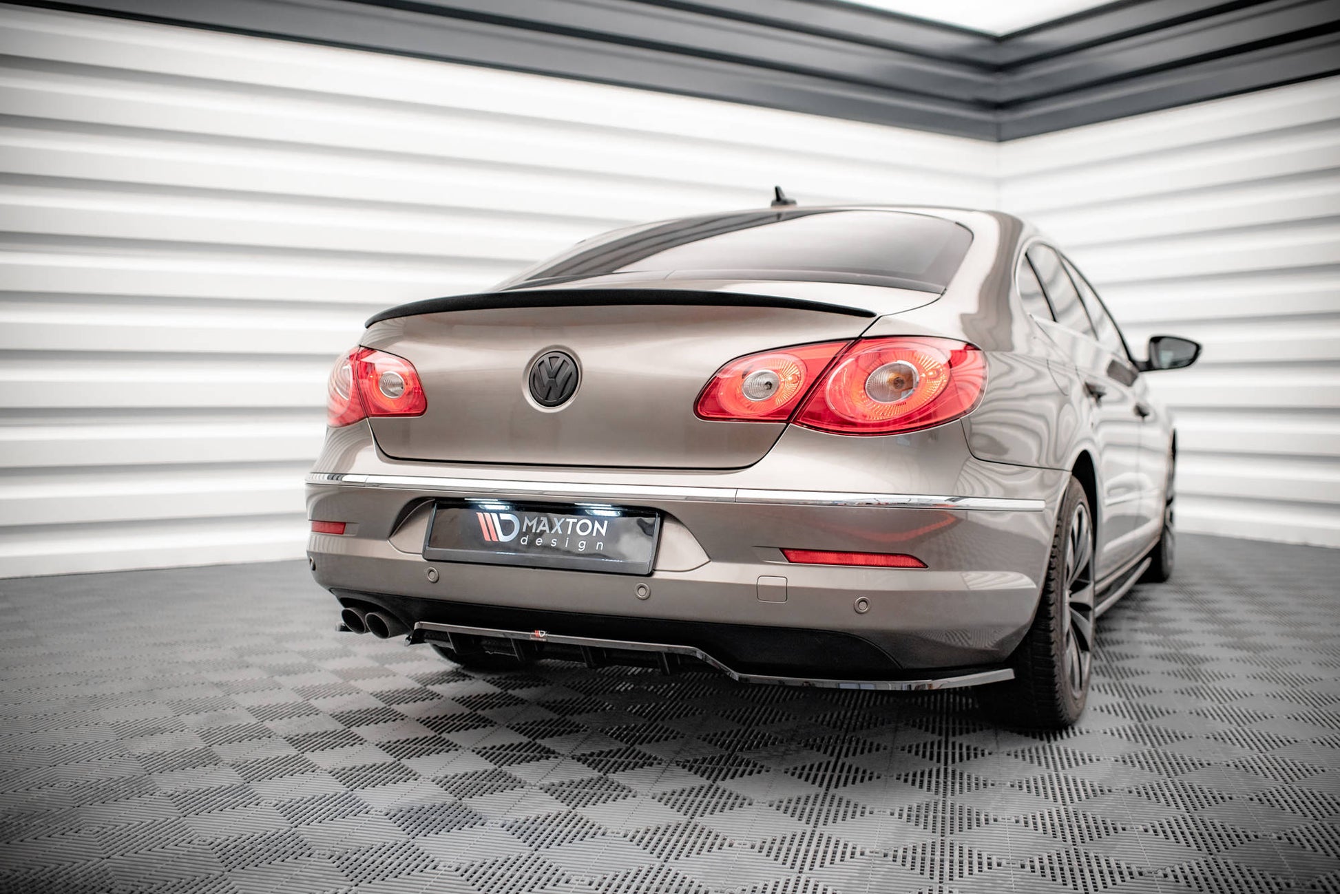 Mittlerer Cup Diffusor DTM Look Heck Ansatz für VW Passat CC schwarz Hochglanz