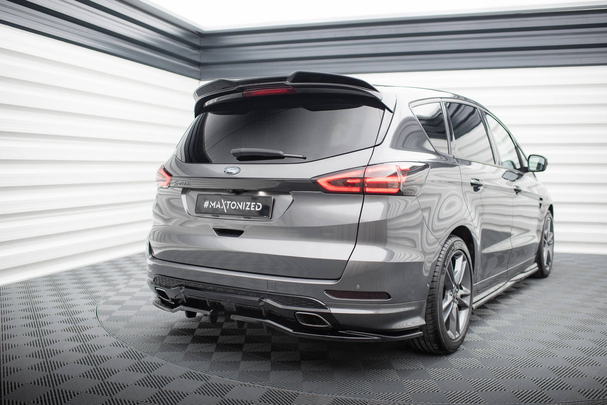 Mittlerer Cup Diffusor DTM Look Heck Ansatz für Ford S-Max ST-Line Mk2 schwarz Hochglanz