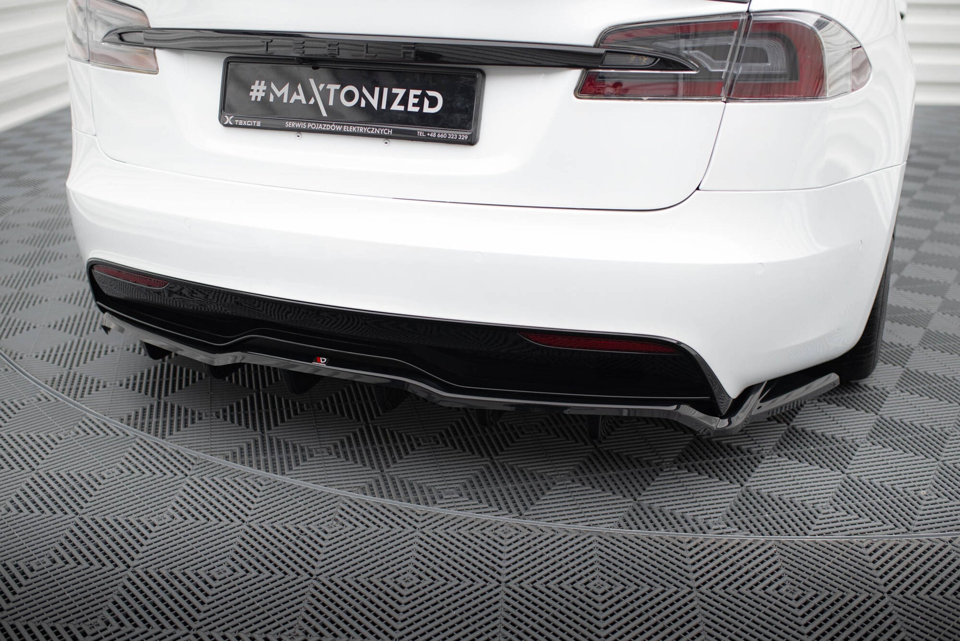 Mittlerer Cup Diffusor DTM Look Heck Ansatz V.2 für Tesla Model S Plaid Mk1 Facelift schwarz Hochglanz