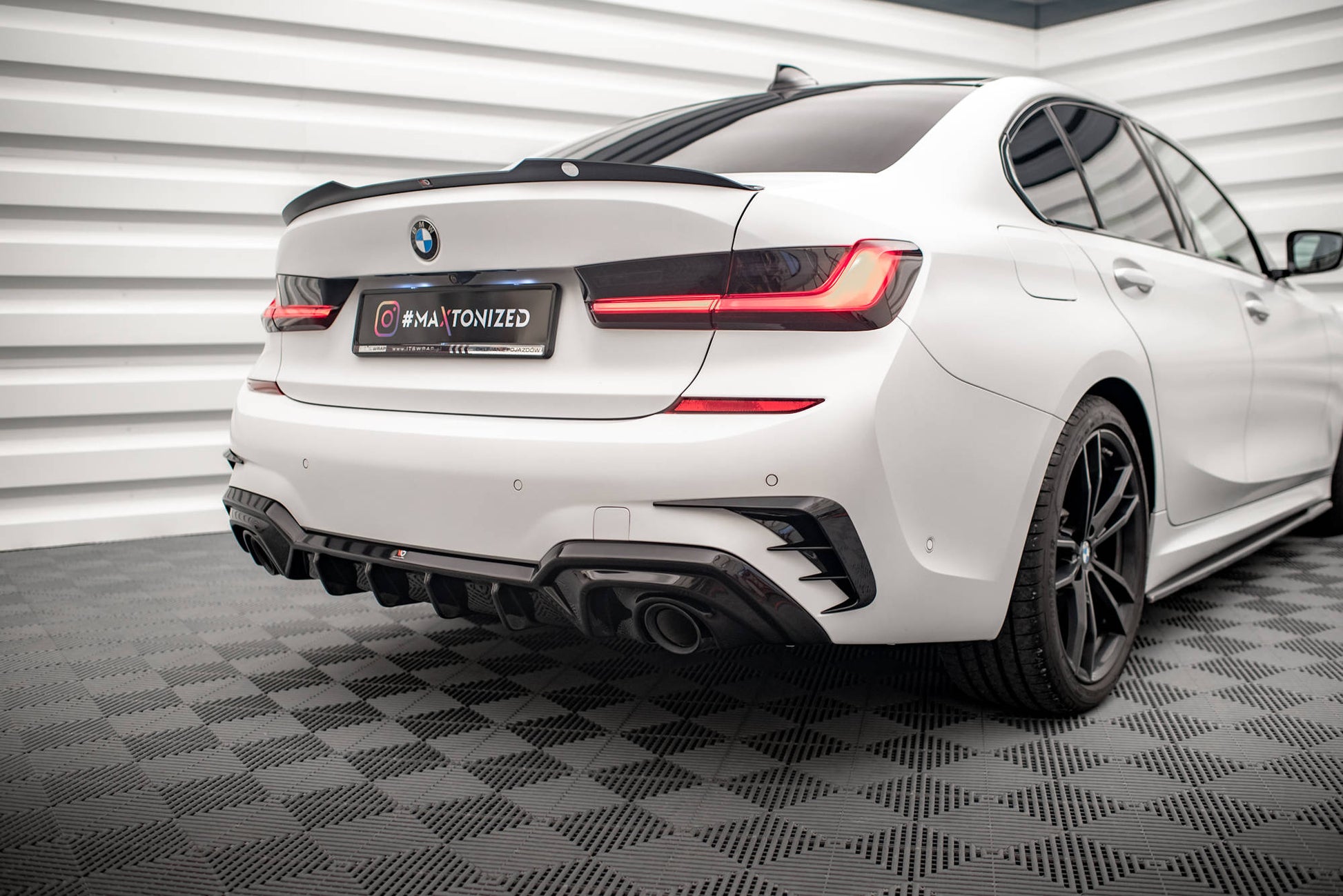 Diffusor Heck Ansatz für BMW 3er M-Paket G20 / G21 (Passend für Fahrzeuge mit Anhängerkupplung) schwarz Hochglanz