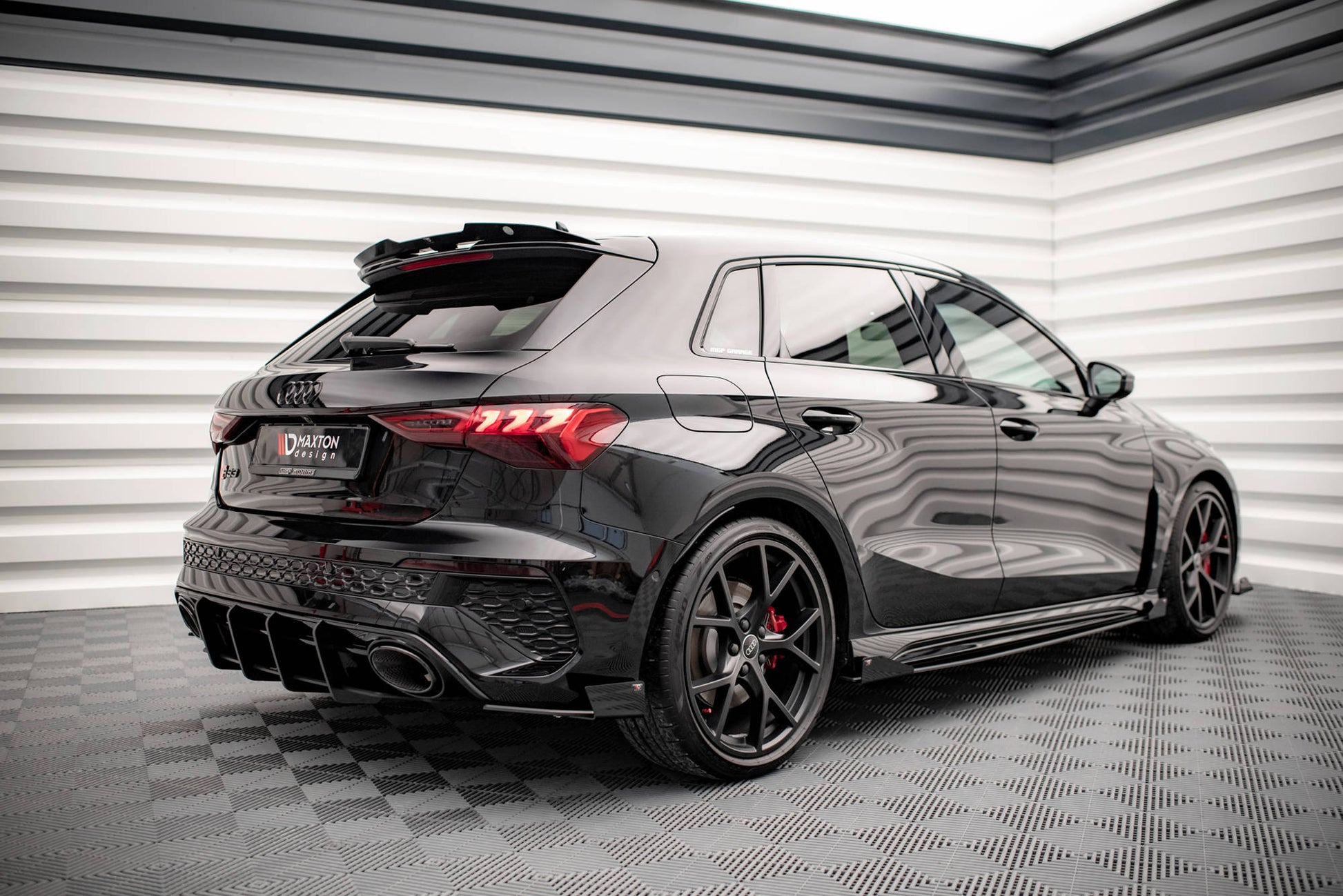 Street Pro Heck Ansatz Flaps Diffusor + Flaps für Audi RS3 Sportback 8Y schwarz Hochglanz