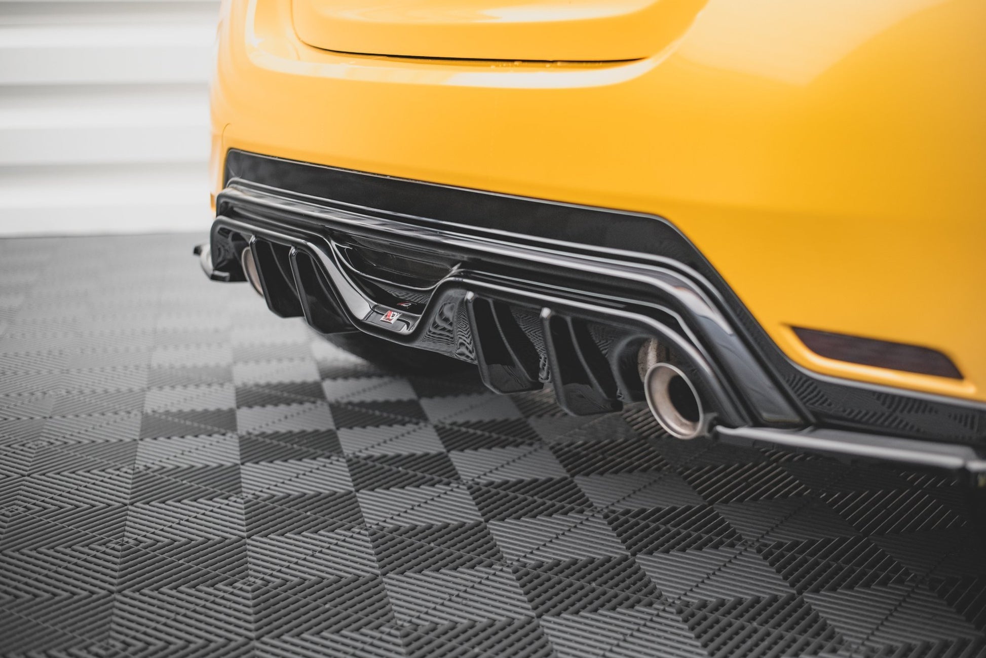 Diffusor Heck Ansatz für Toyota GR Yaris Mk4 schwarz Hochglanz
