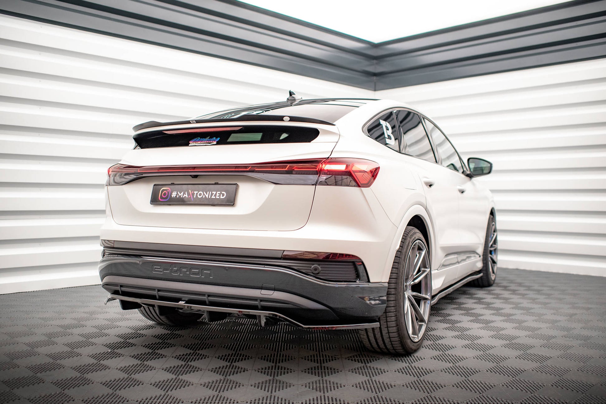 Mittlerer Cup Diffusor DTM Look Heck Ansatz für Audi Q4 e-tron Sportback S-line Mk1 schwarz Hochglanz