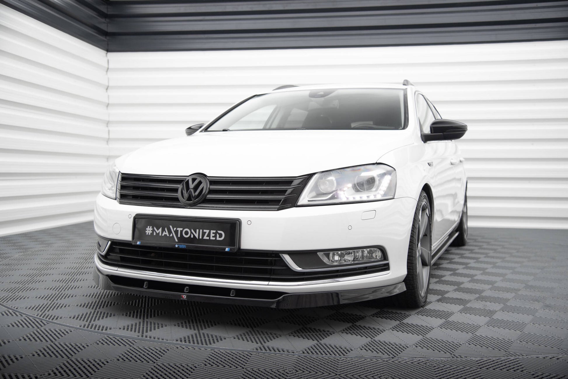 Front Ansatz V.1 für VW Passat B7 schwarz Hochglanz