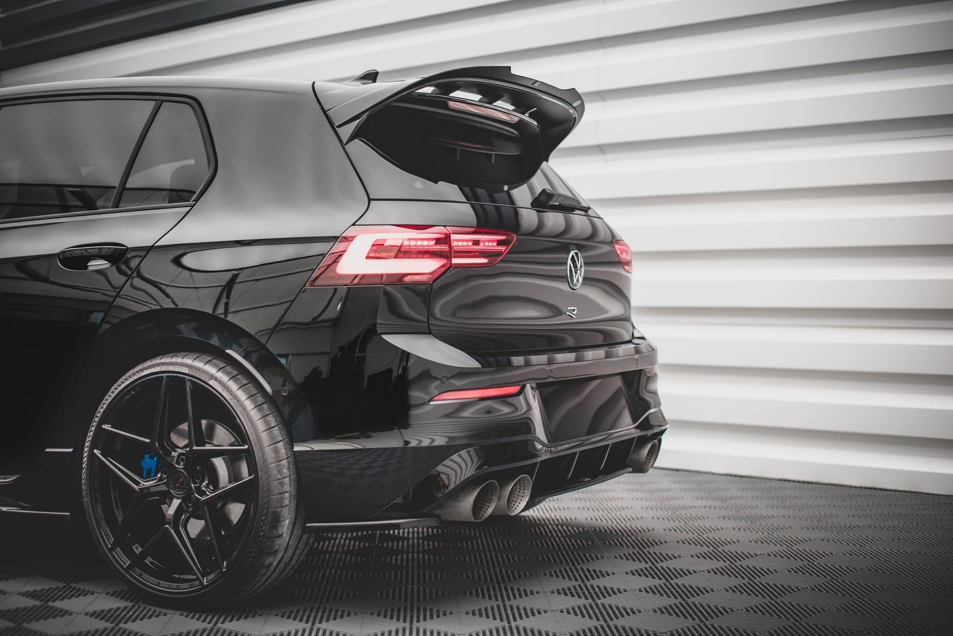 Heck Ansatz Flaps Diffusor V.1 für VW Golf R Mk8 Facelift schwarz Hochglanz