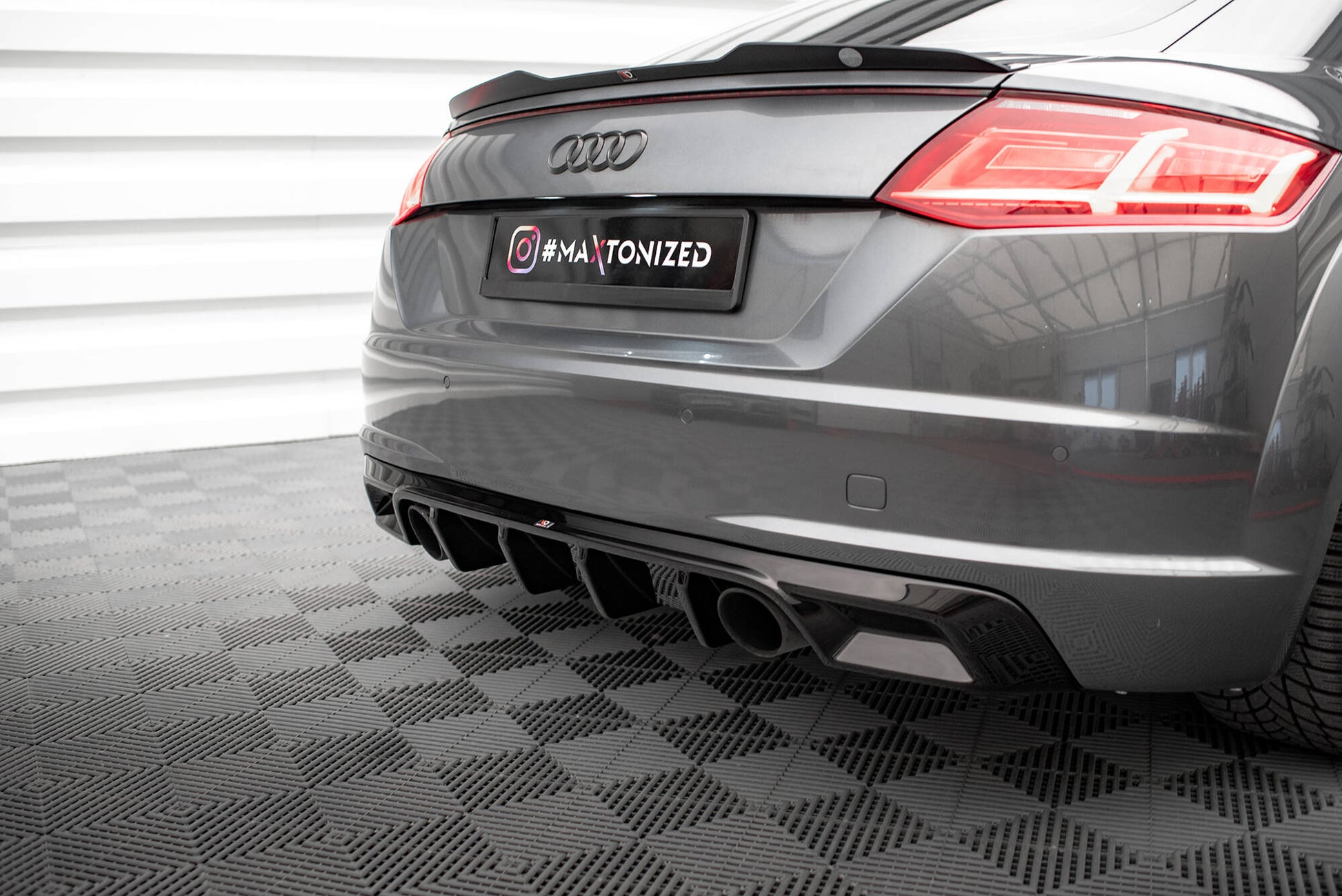 Diffusor Heck Ansatz für Audi TT S-Line 8S schwarz Hochglanz