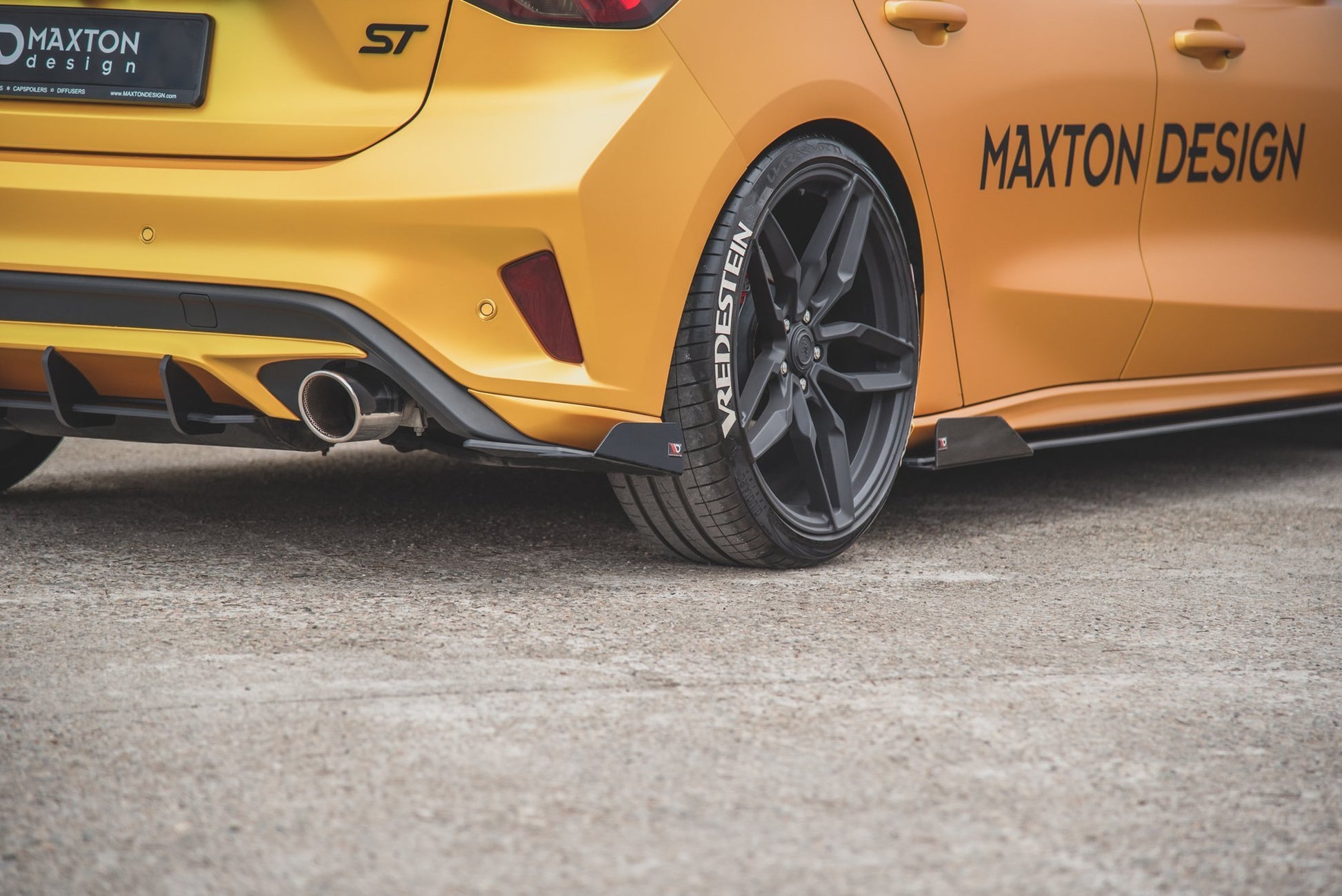 Street Pro Heck Ansatz Flaps Diffusor +Flaps für Ford Focus ST Mk4 schwarz Hochglanz