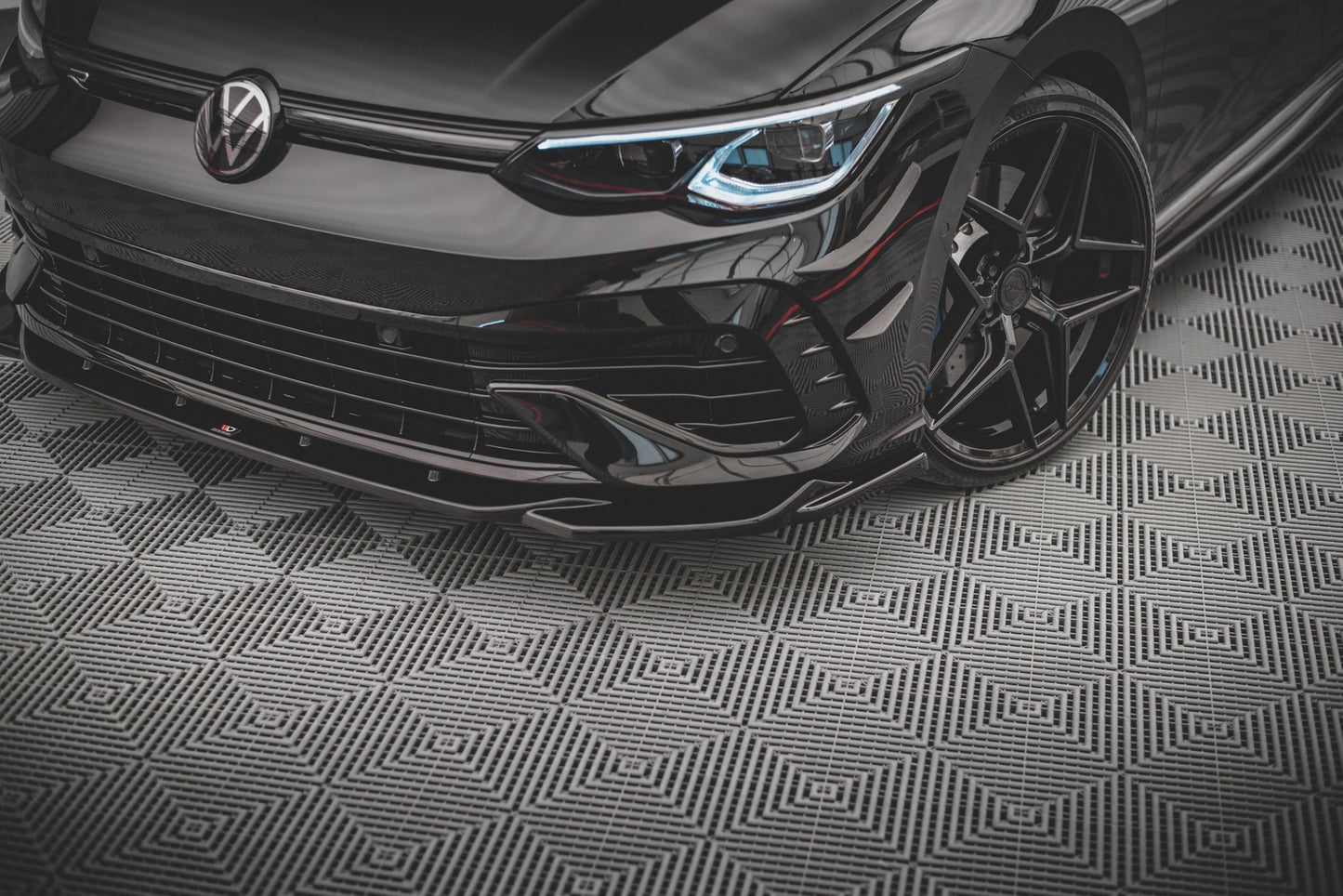 Front Ansatz V.4 für VW Golf R Mk8 schwarz Hochglanz