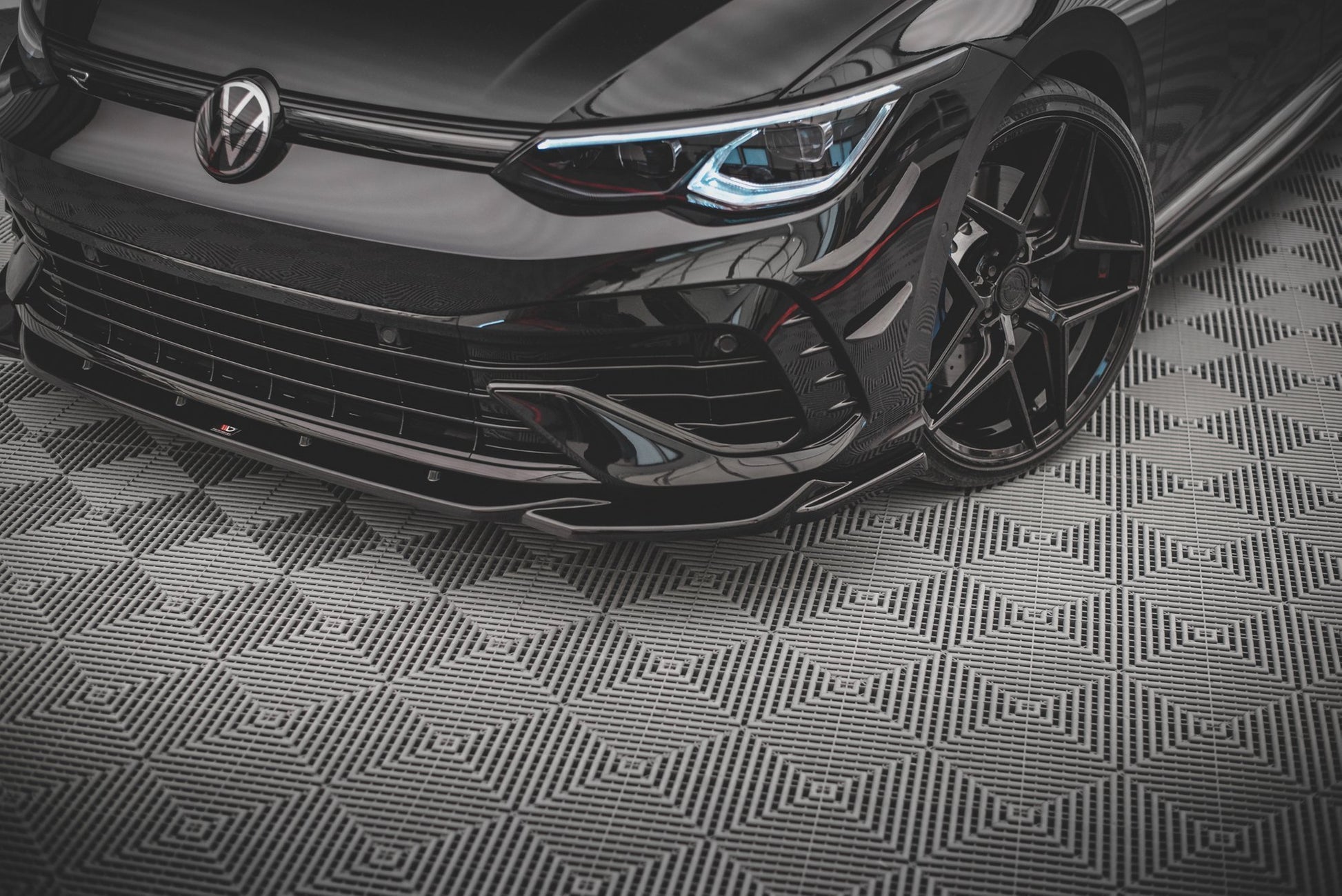 Front Ansatz V.4 für VW Golf R Mk8 schwarz Hochglanz