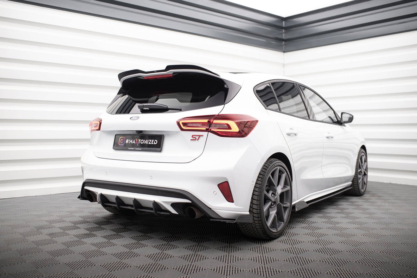 Spoiler CAP V.2 für Ford Focus Hatchback ST Mk4 schwarz Hochglanz