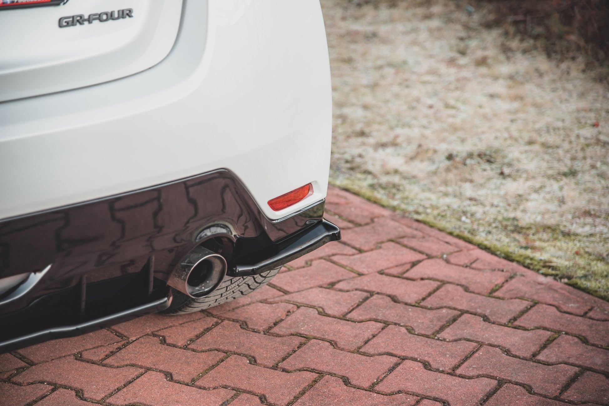 Heck Ansatz Flaps Diffusor V.1 für Toyota GR Yaris Mk4 schwarz Hochglanz
