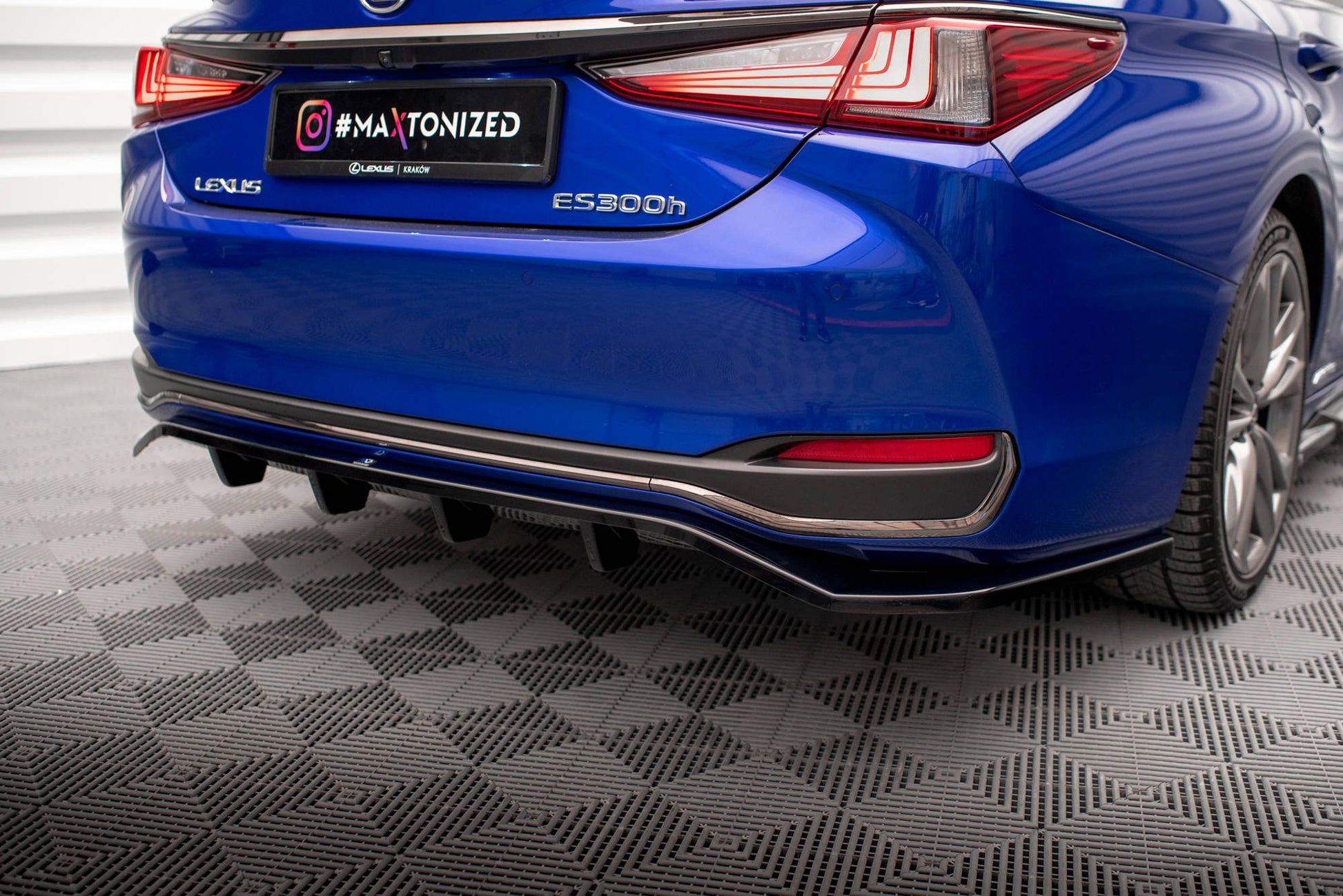 Mittlerer Cup Diffusor DTM Look Heck Ansatz für Lexus ES F Sport Mk7 schwarz Hochglanz