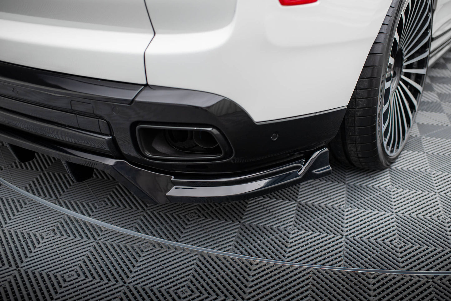 Mittlerer Cup Diffusor DTM Look Heck Ansatz für Rolls Royce Cullinan schwarz Hochglanz