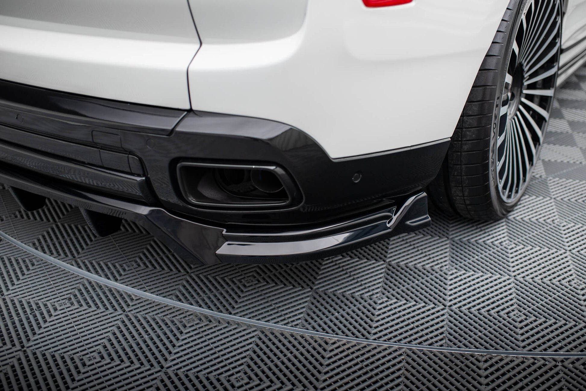 Mittlerer Cup Diffusor DTM Look Heck Ansatz für Rolls Royce Cullinan schwarz Hochglanz