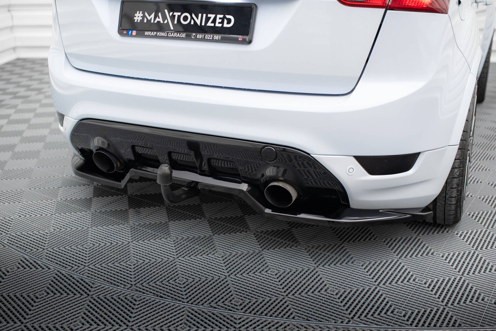 Mittlerer Cup Diffusor DTM Look Heck Ansatz für Ford Kuga ST Mk1 schwarz Hochglanz